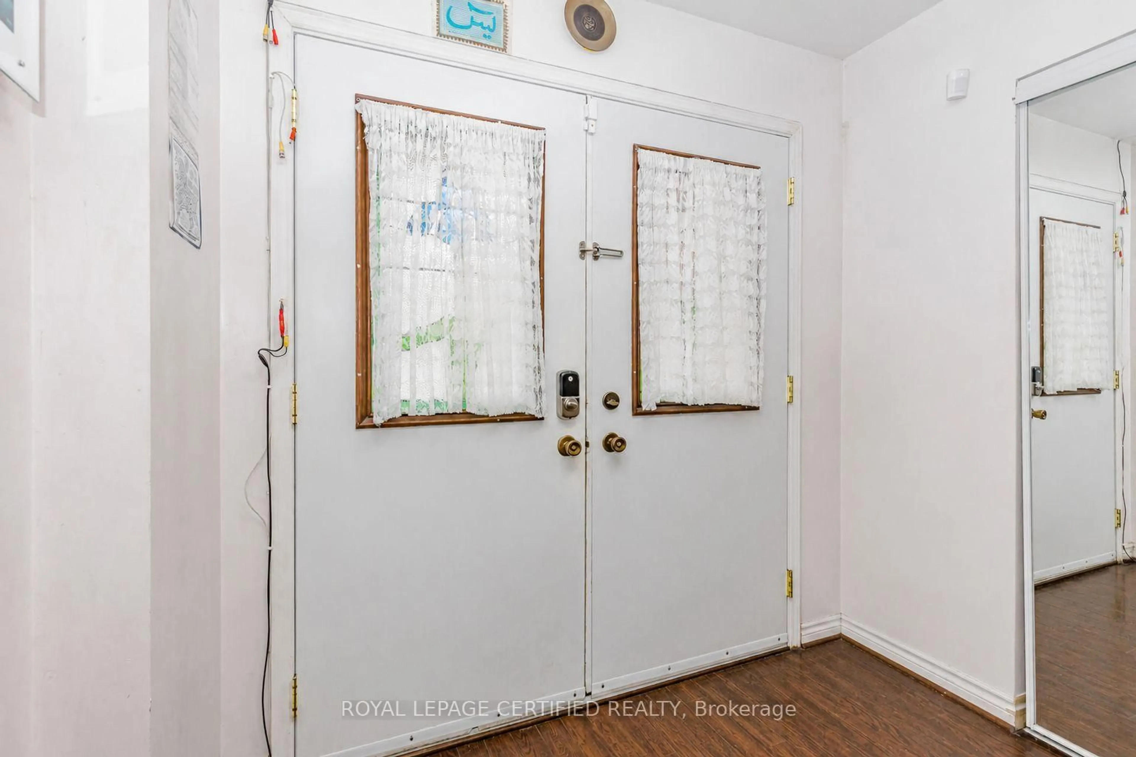 Indoor entryway for 11 Pearson Rd, Brampton Ontario L6Y 2M9
