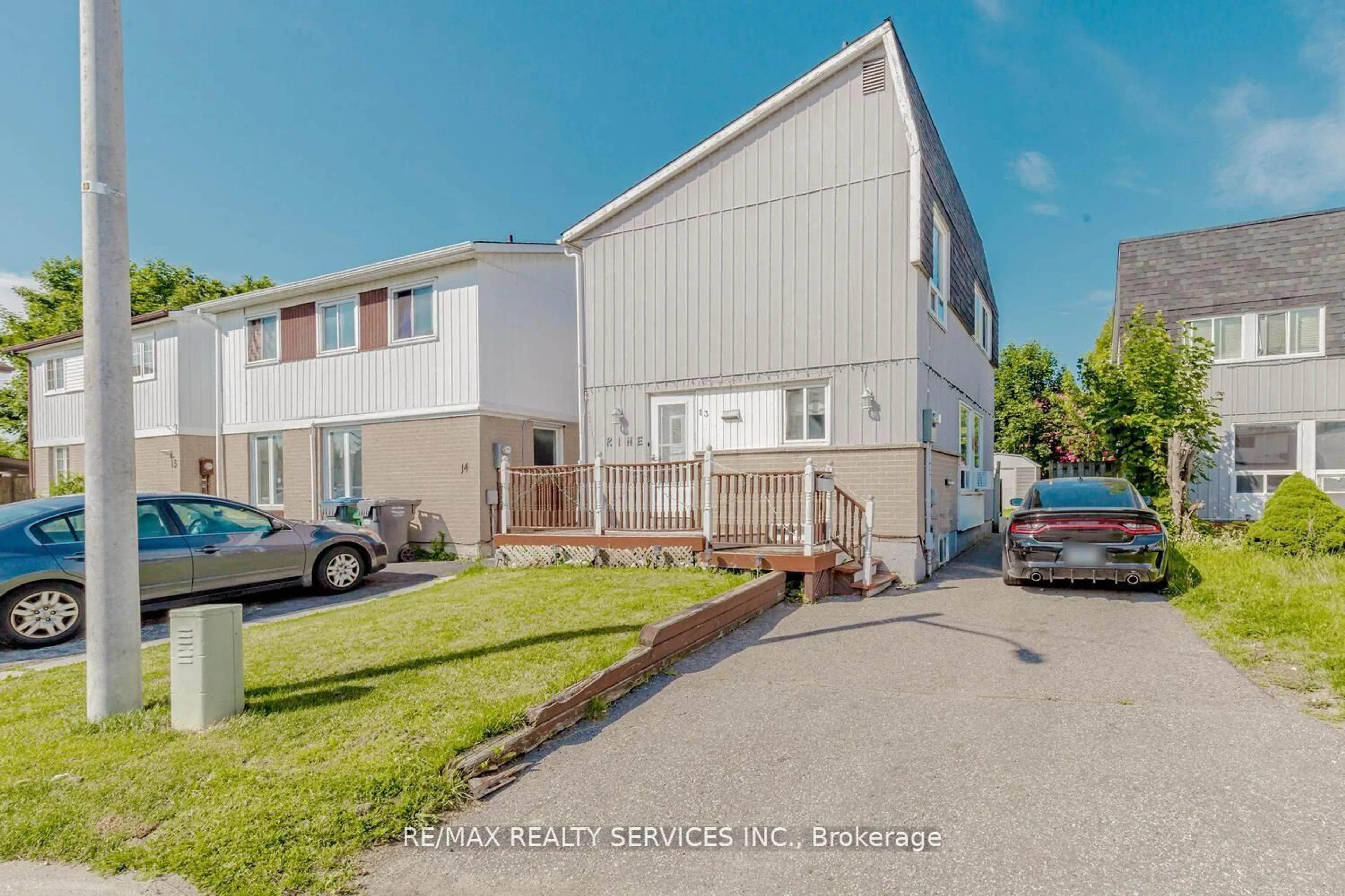A pic from outside/outdoor area/front of a property/back of a property/a pic from drone, street for 13 Greenbush Crt, Brampton Ontario L6S 2K2