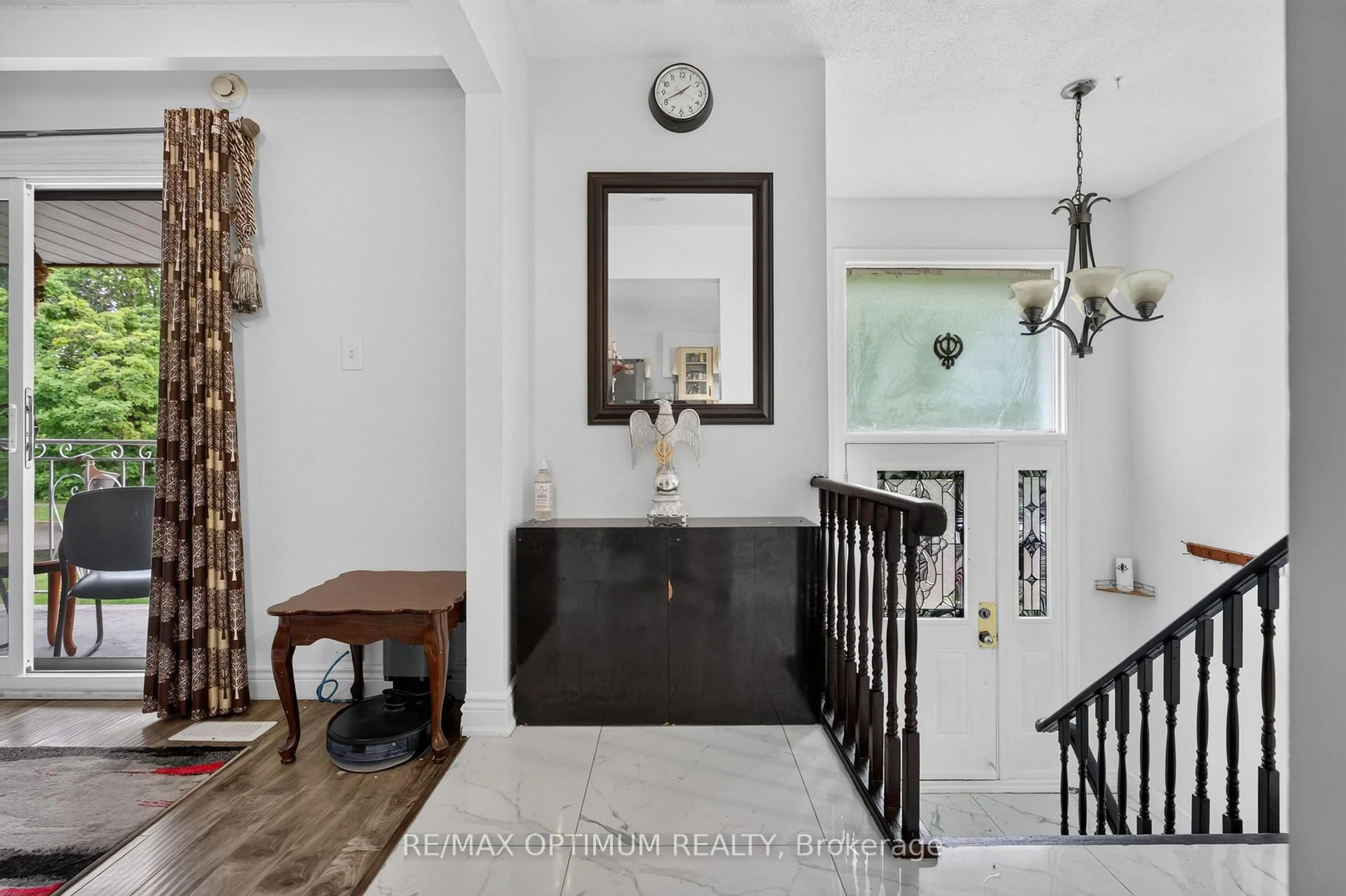 Indoor entryway for 18 Curtis Dr, Brampton Ontario L6Y 2J6