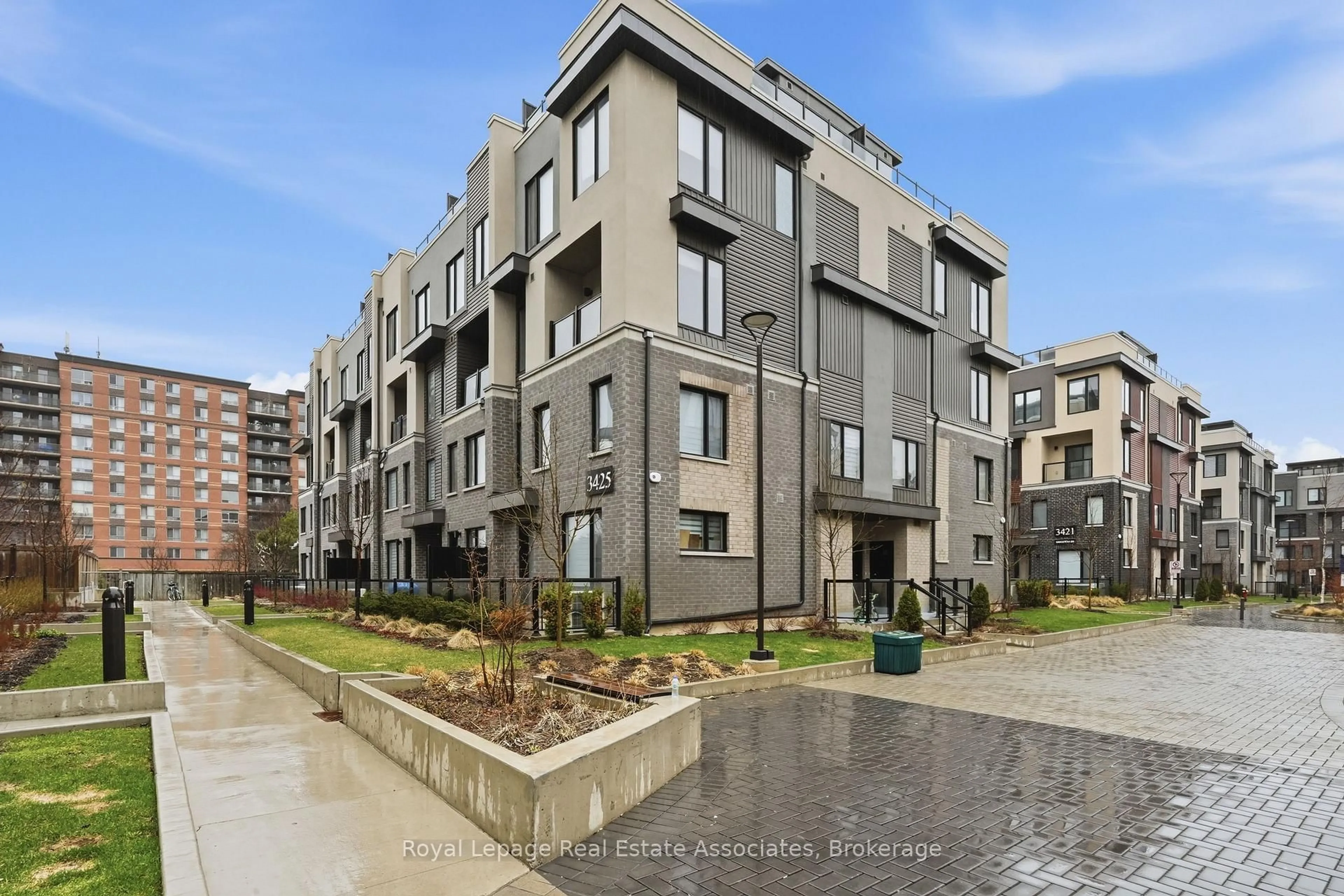 Patio, street for 3425 Ridgeway Dr #10, Mississauga Ontario L5L 0B9