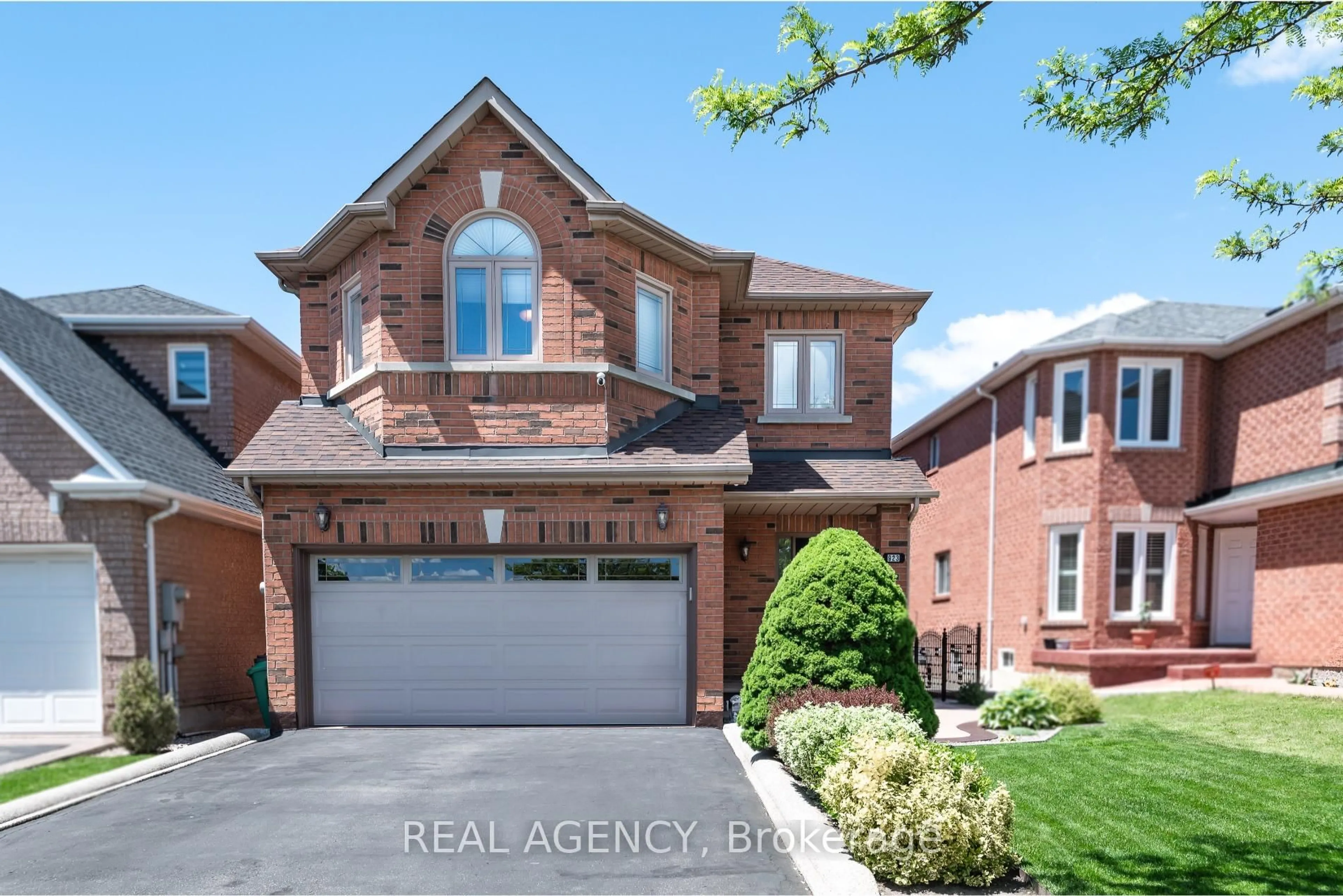 Home with brick exterior material, street for 923 Blyleven Blvd, Mississauga Ontario L5V 2J3