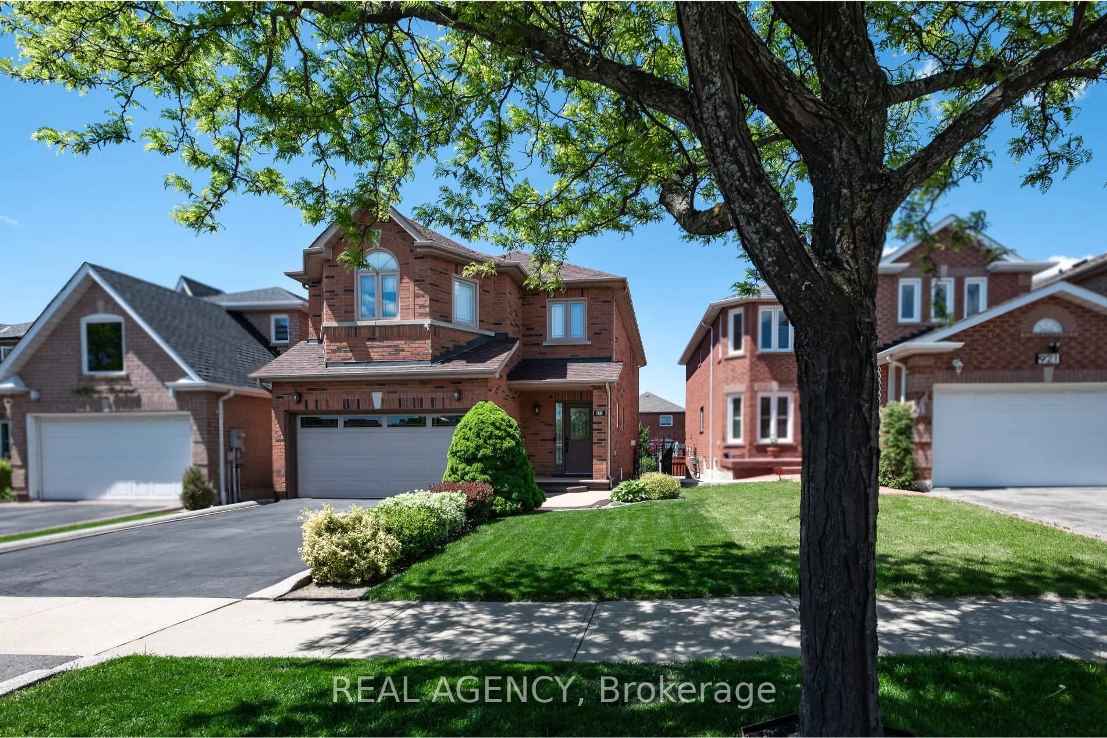 A pic from outside/outdoor area/front of a property/back of a property/a pic from drone, street for 923 Blyleven Blvd, Mississauga Ontario L5V 2J3