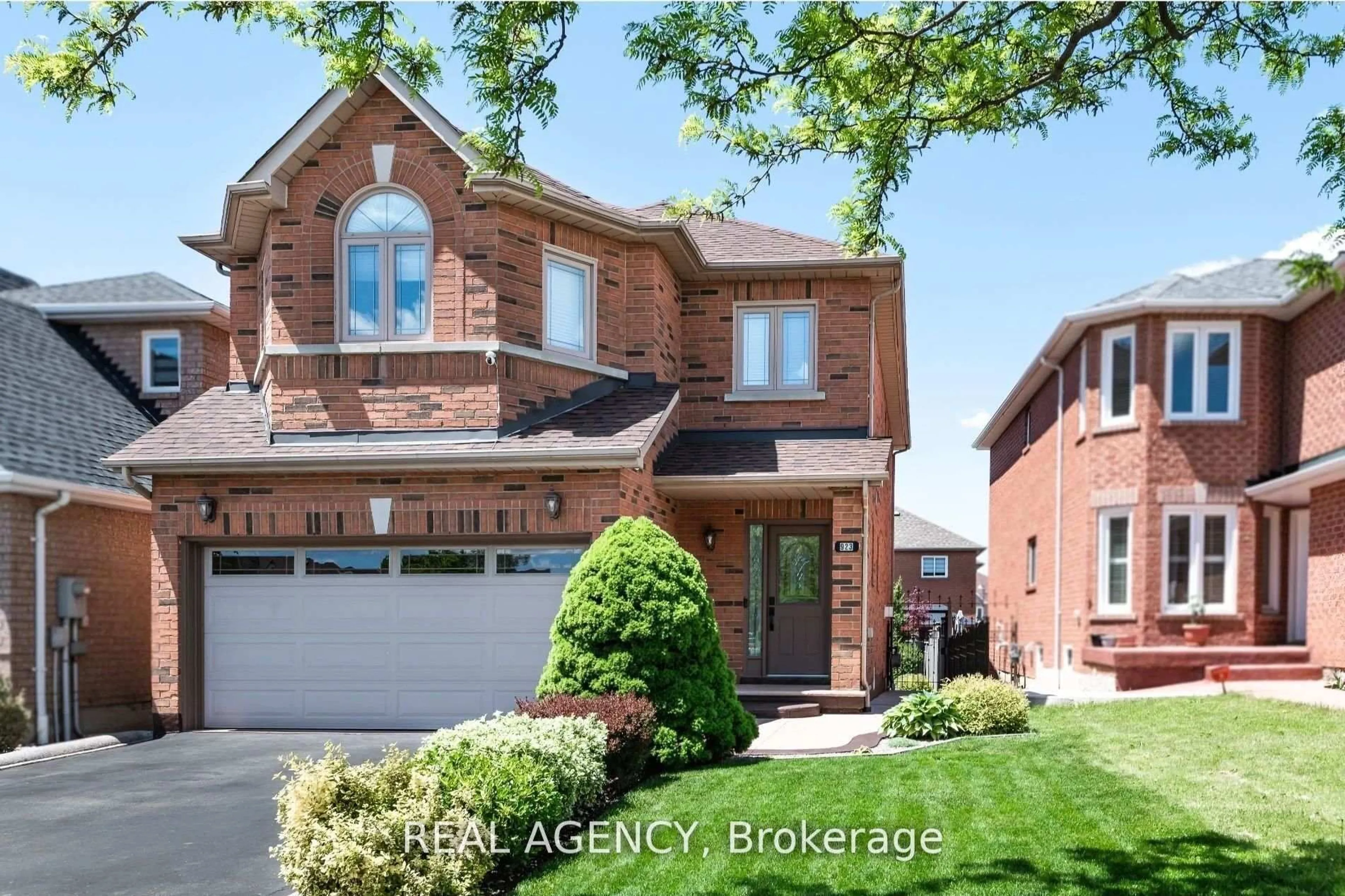 Home with brick exterior material, street for 923 Blyleven Blvd, Mississauga Ontario L5V 2J3