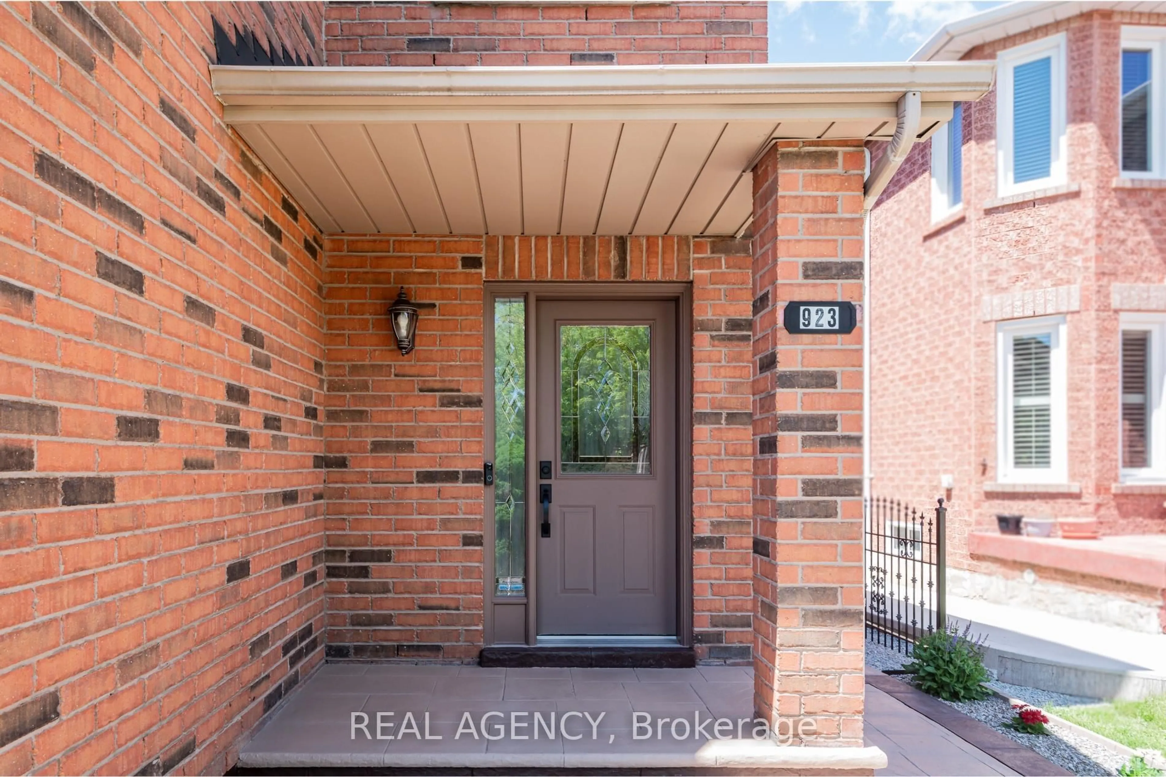 Indoor entryway for 923 Blyleven Blvd, Mississauga Ontario L5V 2J3
