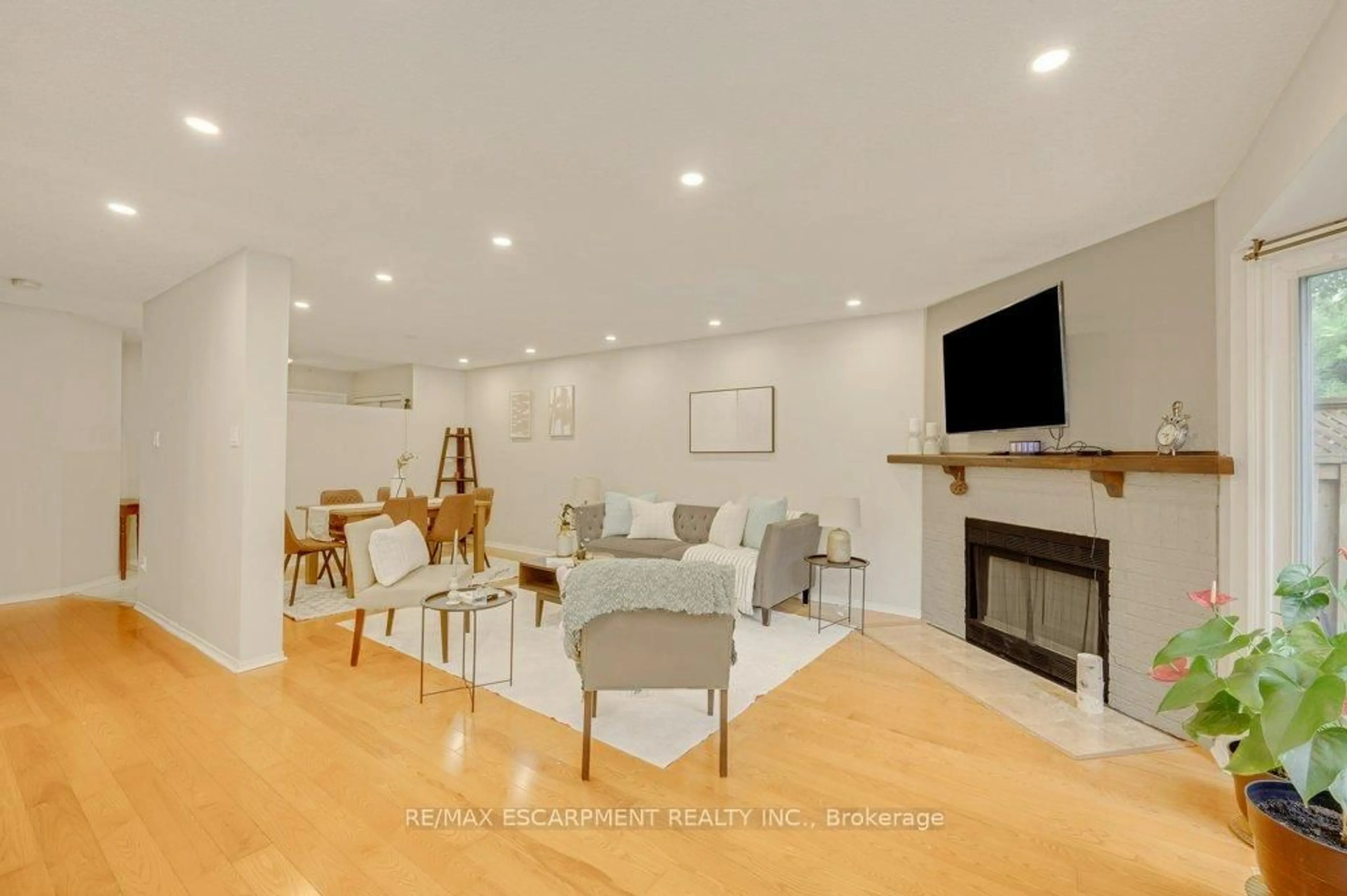 Living room with furniture, unknown for 2597 Addingham Cres, Oakville Ontario L6J 7K6