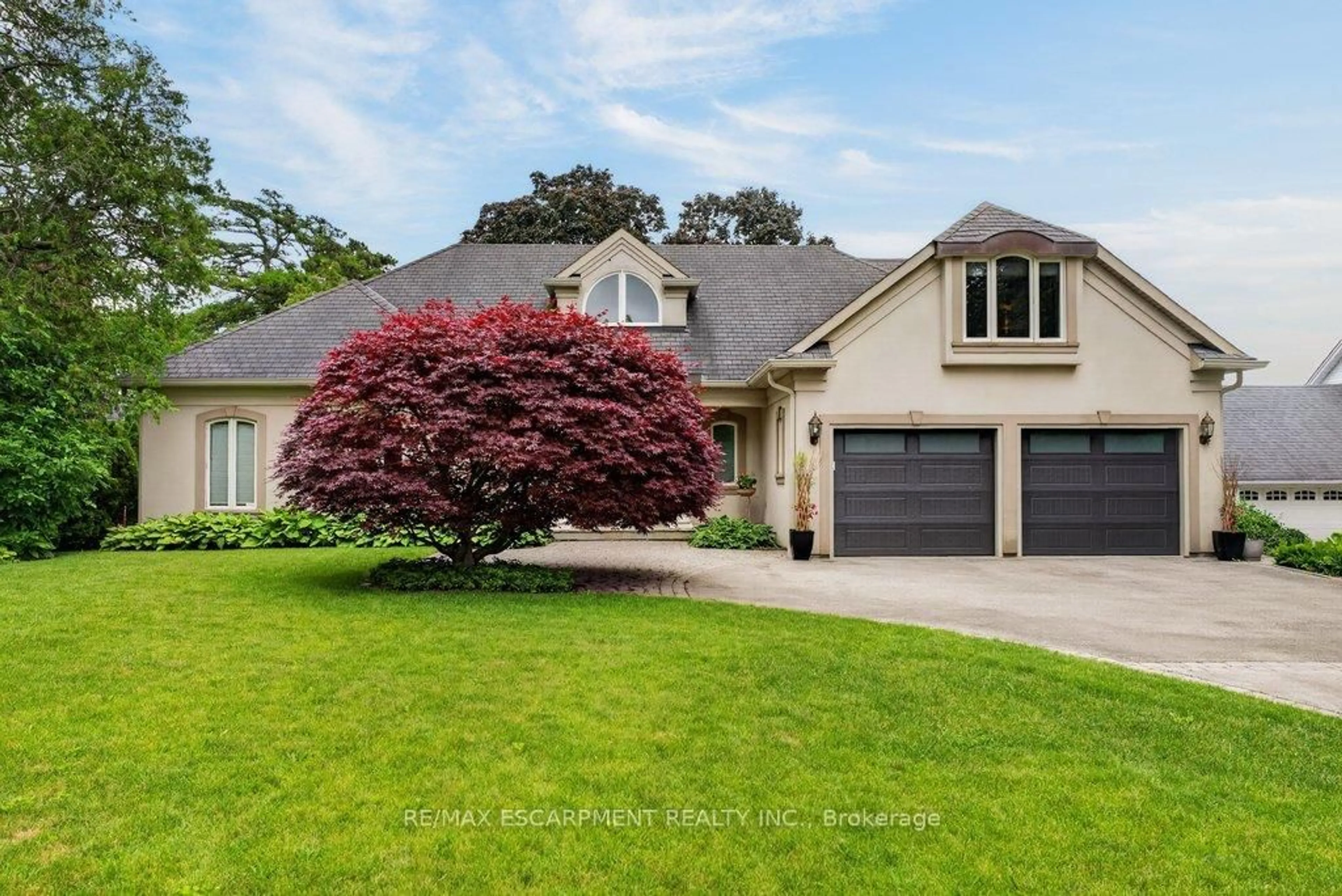 Home with vinyl exterior material, street for 3312 Lakeland Cres, Burlington Ontario L7N 1B8