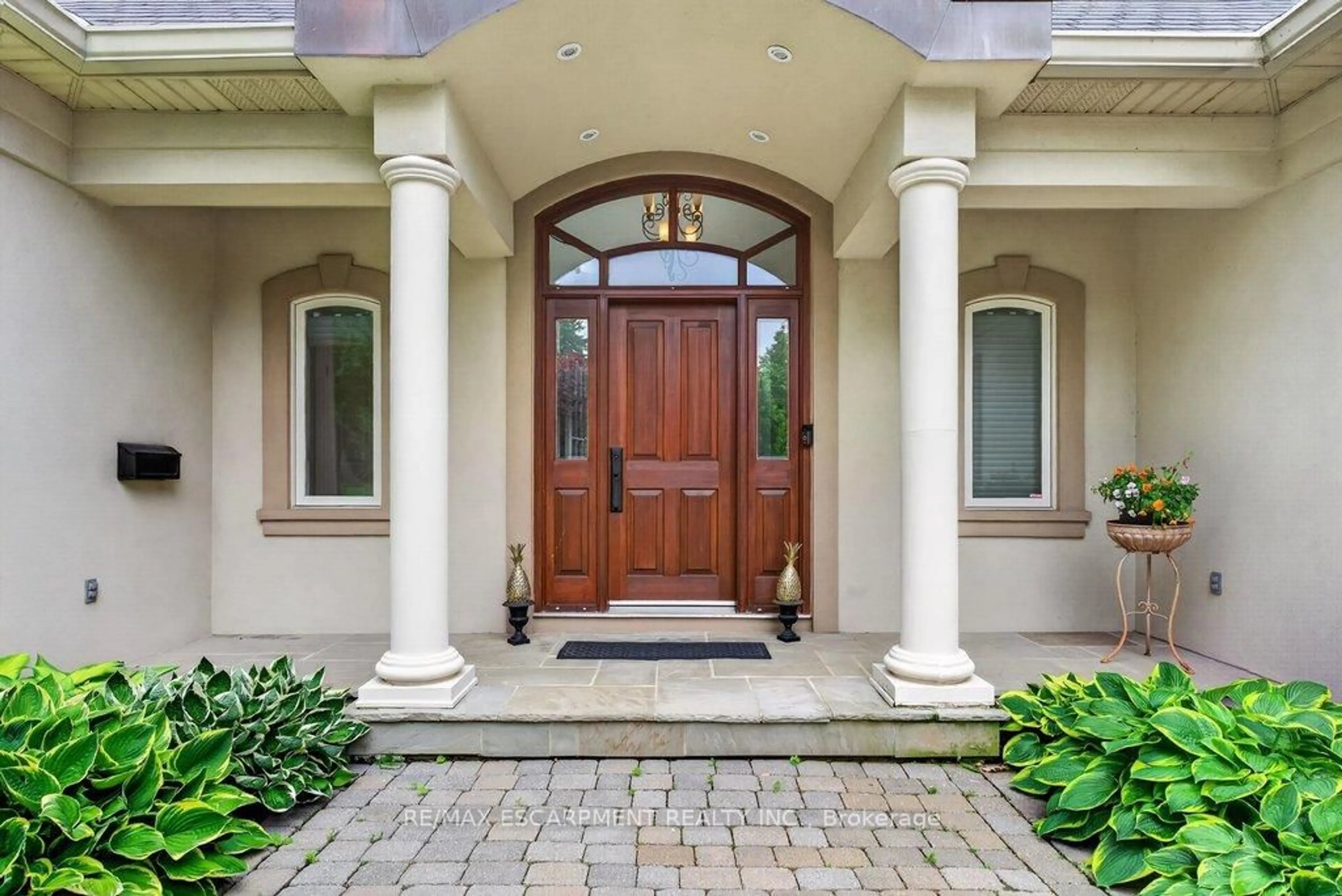 Indoor entryway for 3312 Lakeland Cres, Burlington Ontario L7N 1B8