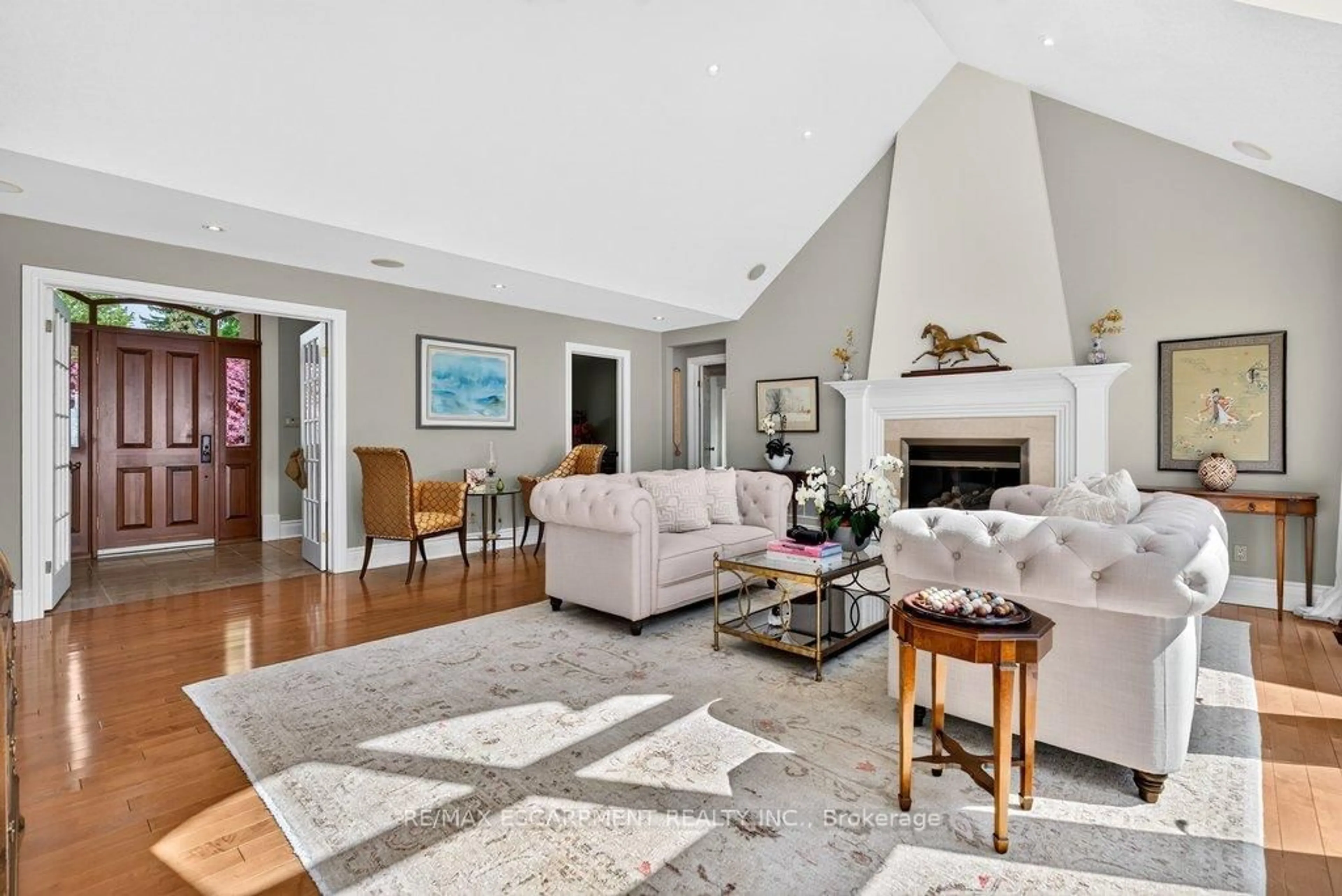 Living room with furniture, unknown for 3312 Lakeland Cres, Burlington Ontario L7N 1B8