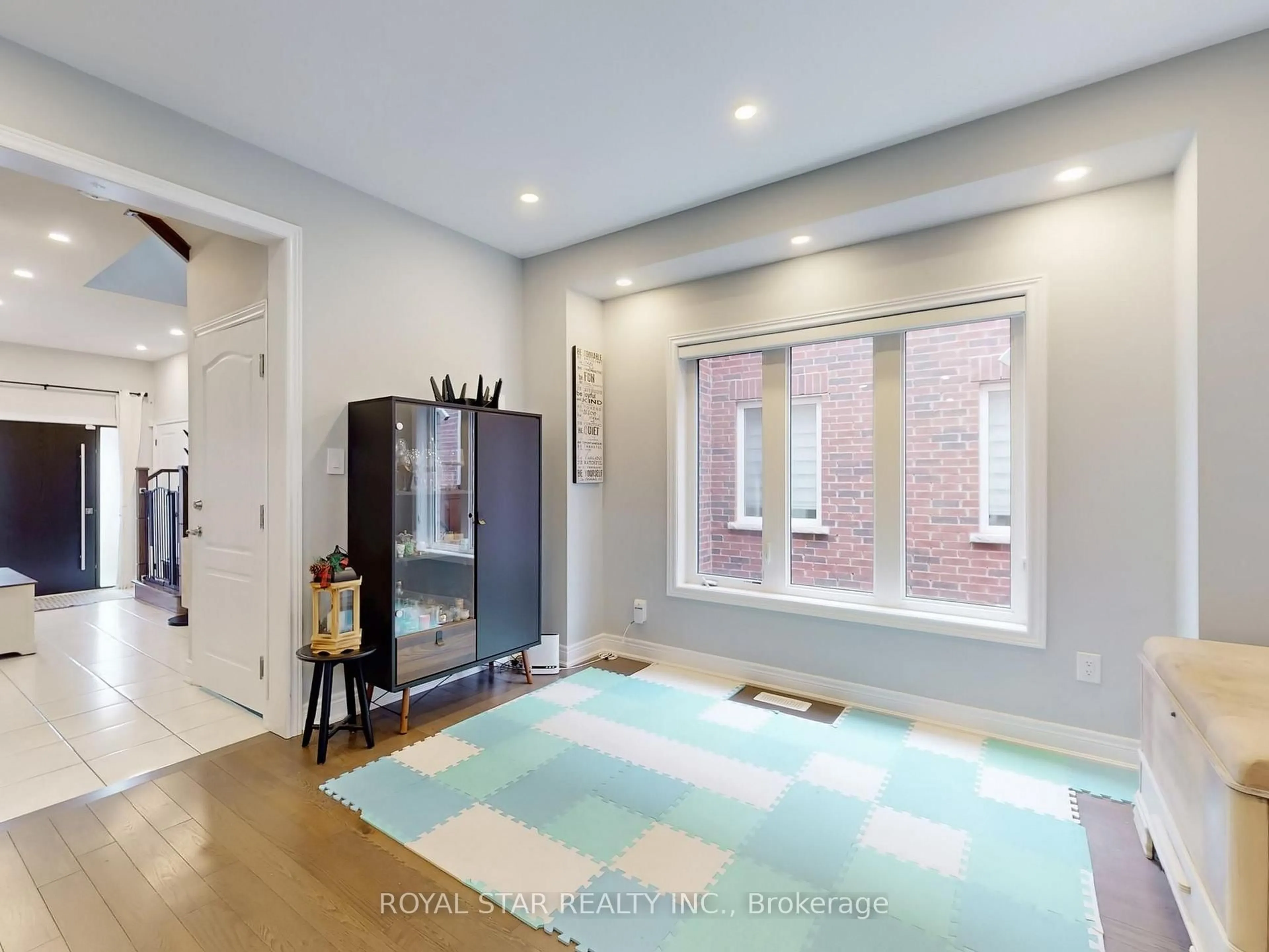 Indoor entryway for 20 Walworth St, Halton Hills Ontario L7G 0N5