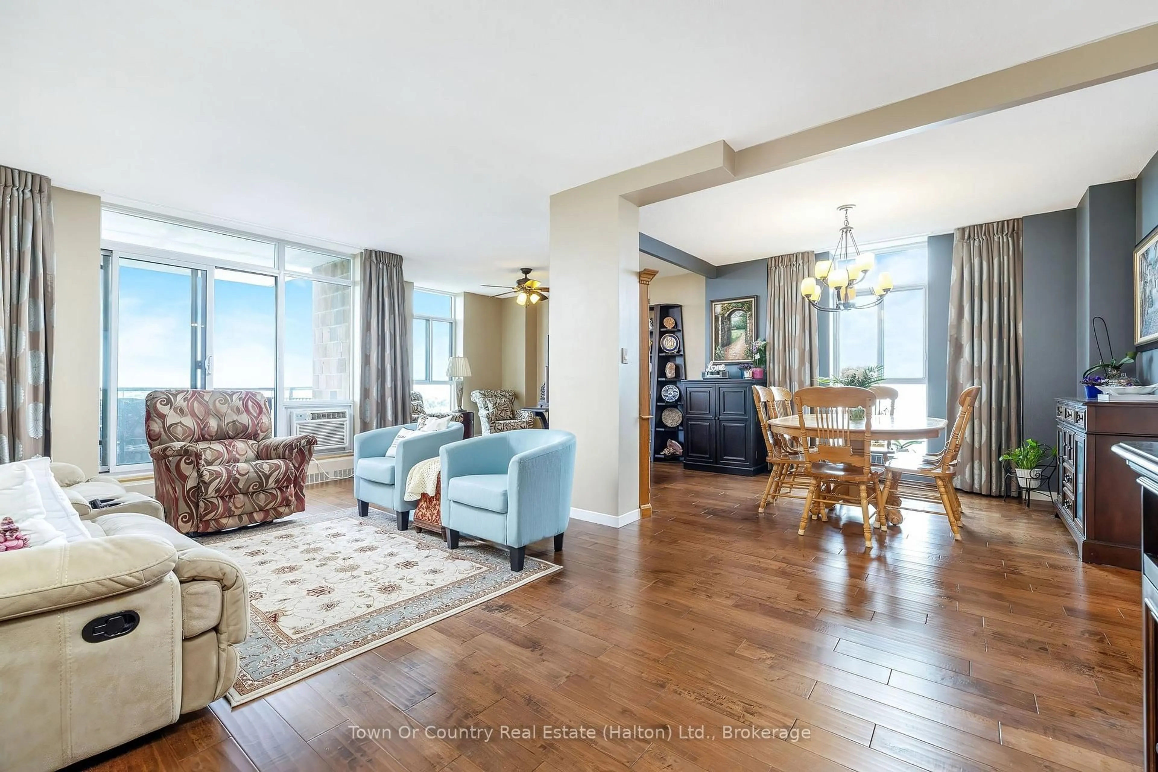 Living room with furniture, unknown for 5250 Lakeshore Rd #1906, Burlington Ontario L7L 5L2