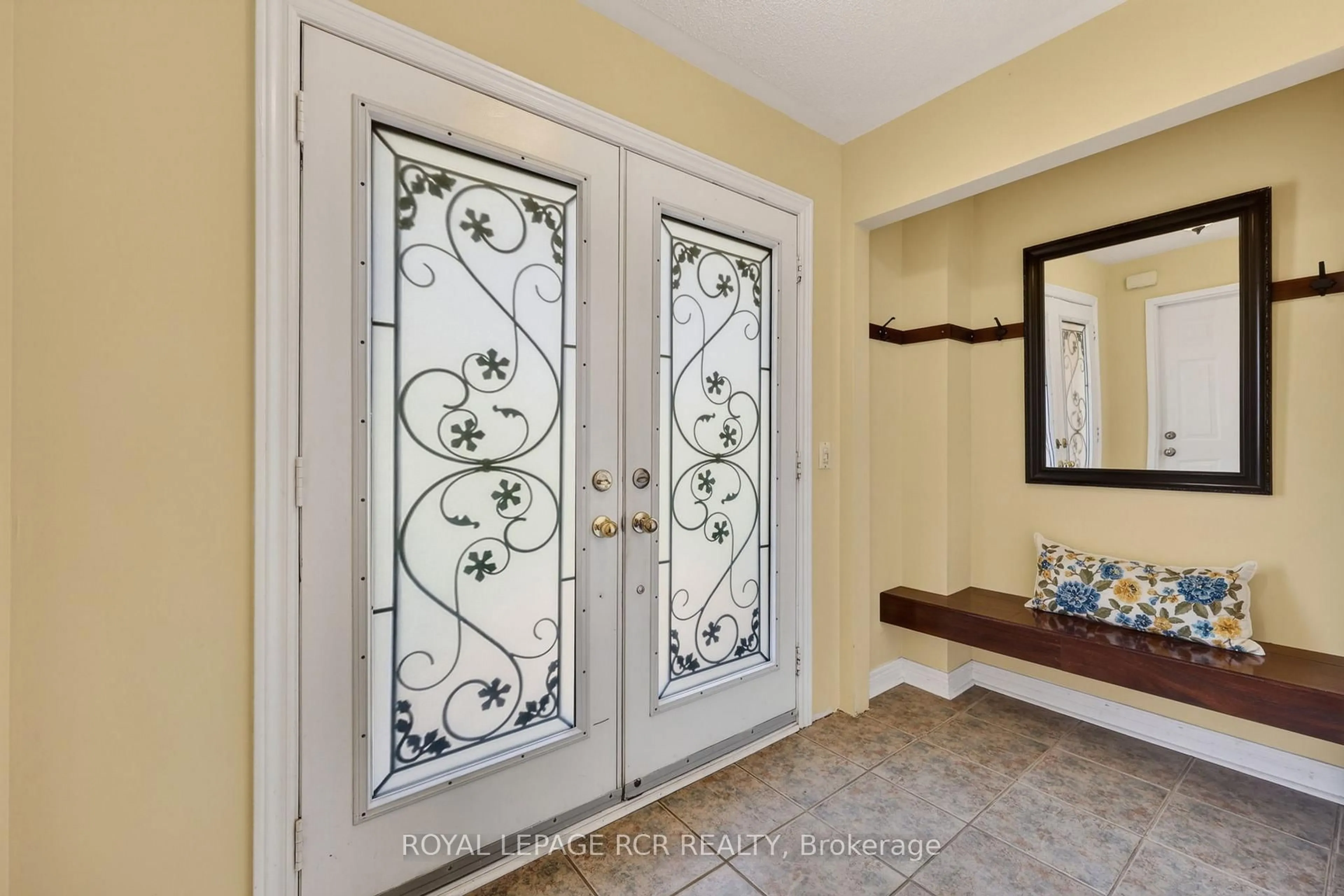 Indoor entryway for 94 Atwood Ave, Halton Hills Ontario L7G 6A1