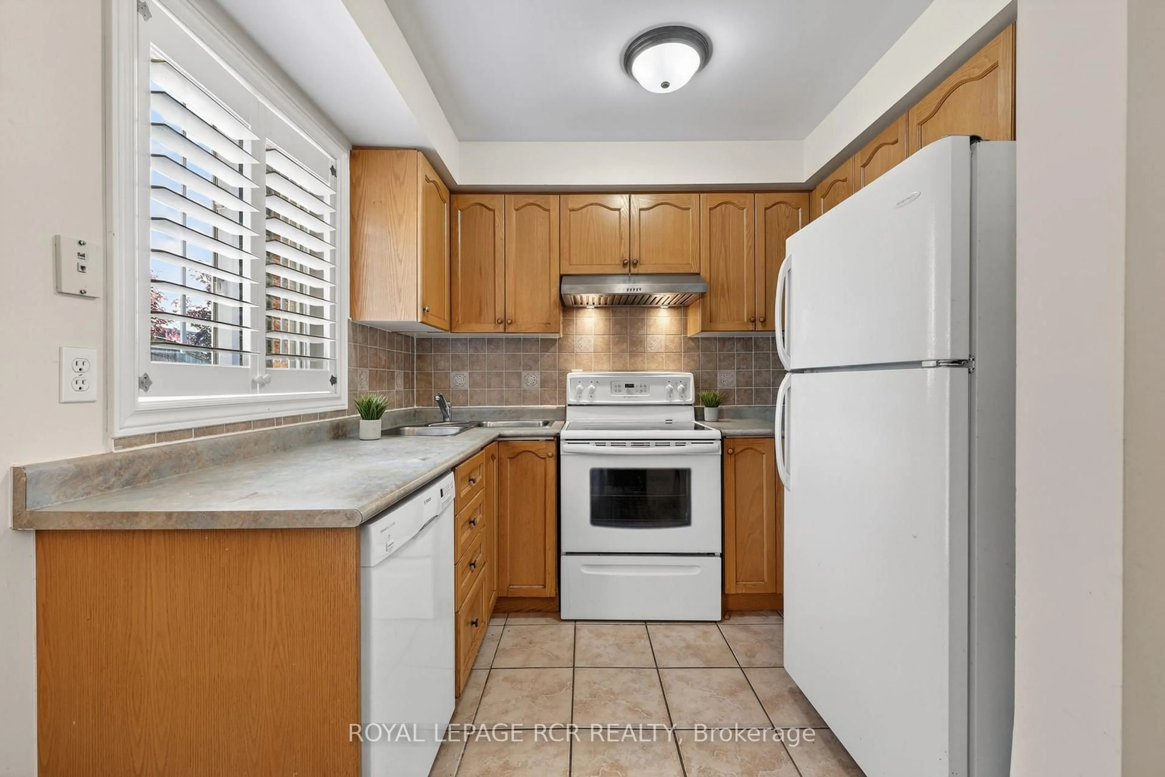 Standard kitchen, ceramic/tile floor for 94 Atwood Ave, Halton Hills Ontario L7G 6A1