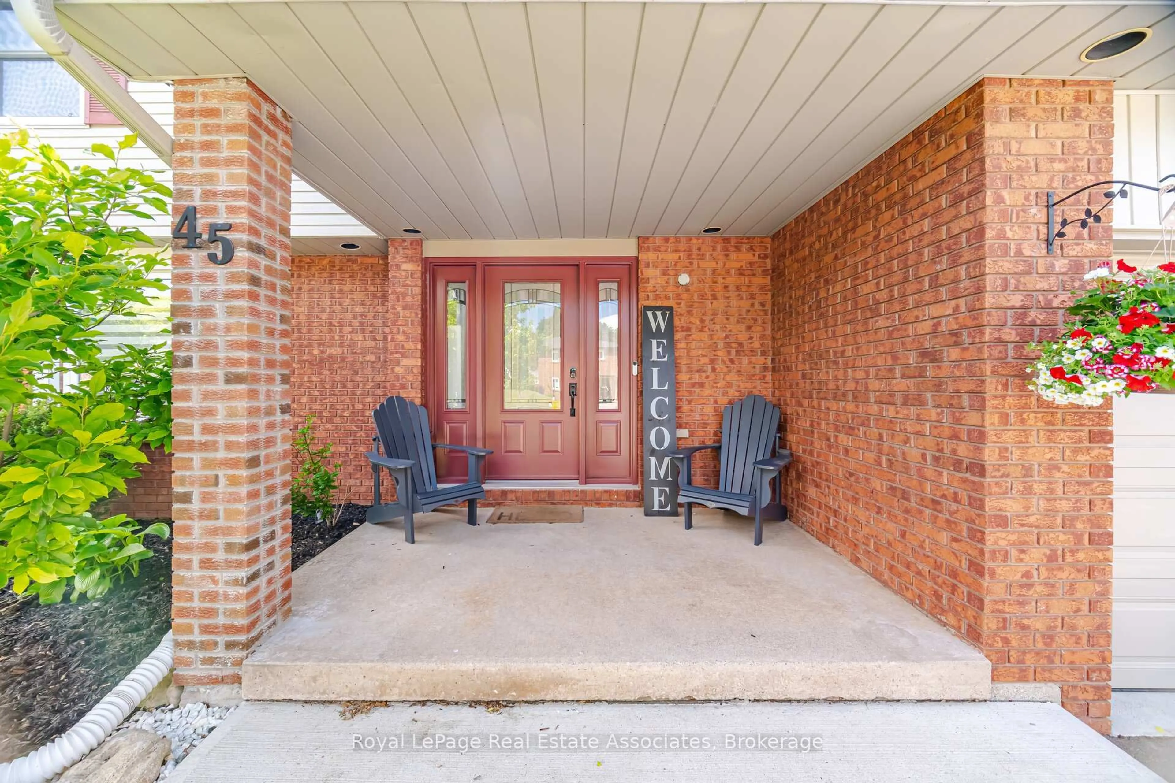 Indoor entryway for 45 Cleaveholm Dr, Halton Hills Ontario L7G 3E3
