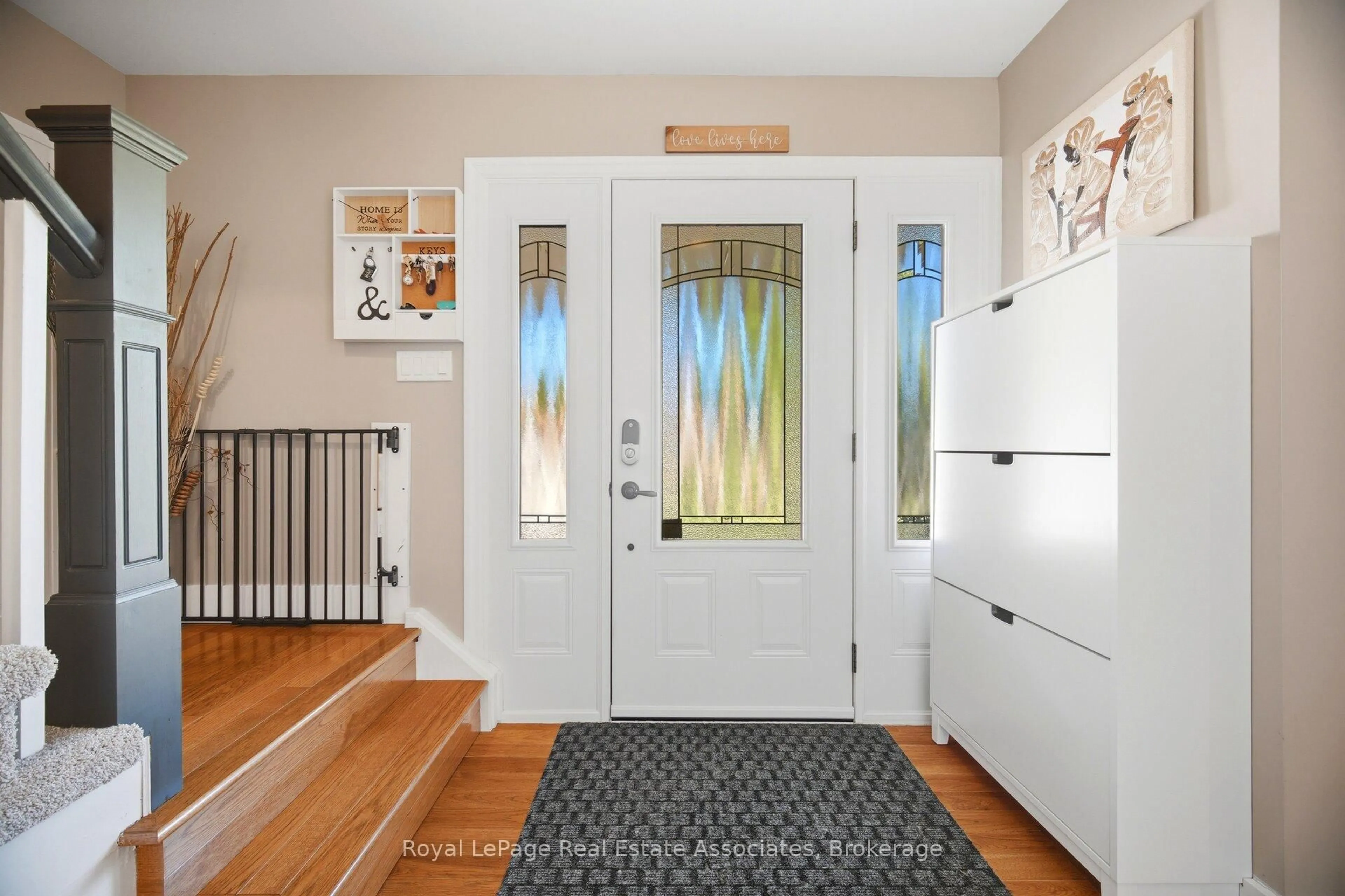 Indoor entryway for 45 Cleaveholm Dr, Halton Hills Ontario L7G 3E3