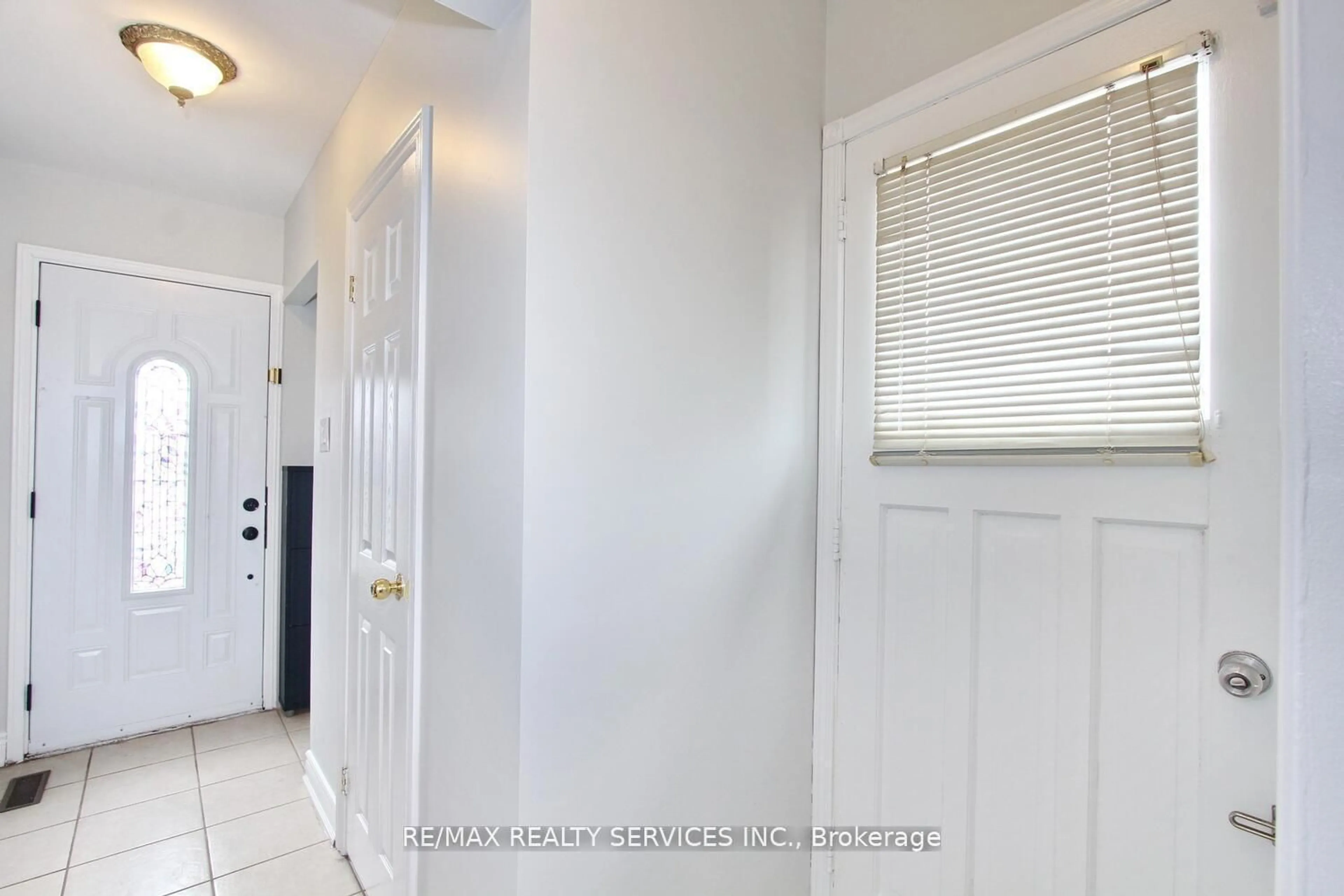 Indoor entryway for 185 Earnscliffe Circ, Brampton Ontario L6T 2B6