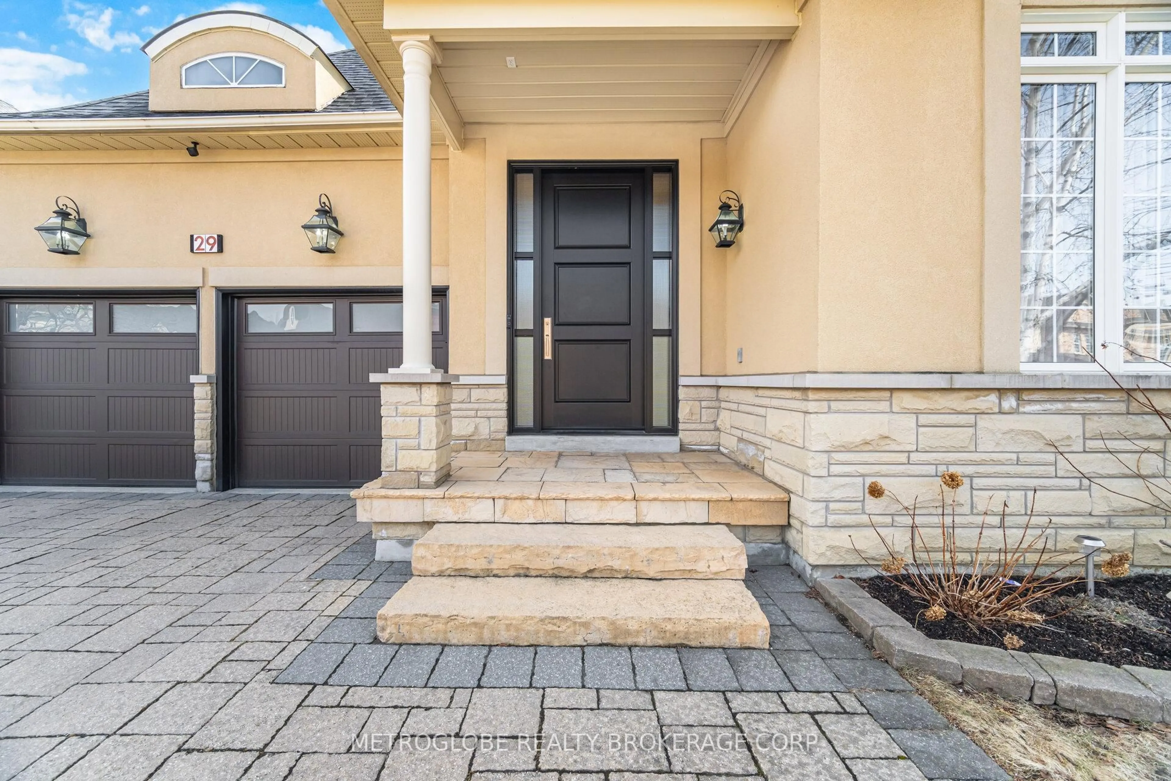 Indoor entryway for 29 Fontainebleu Rd, Brampton Ontario L6P 1Z1