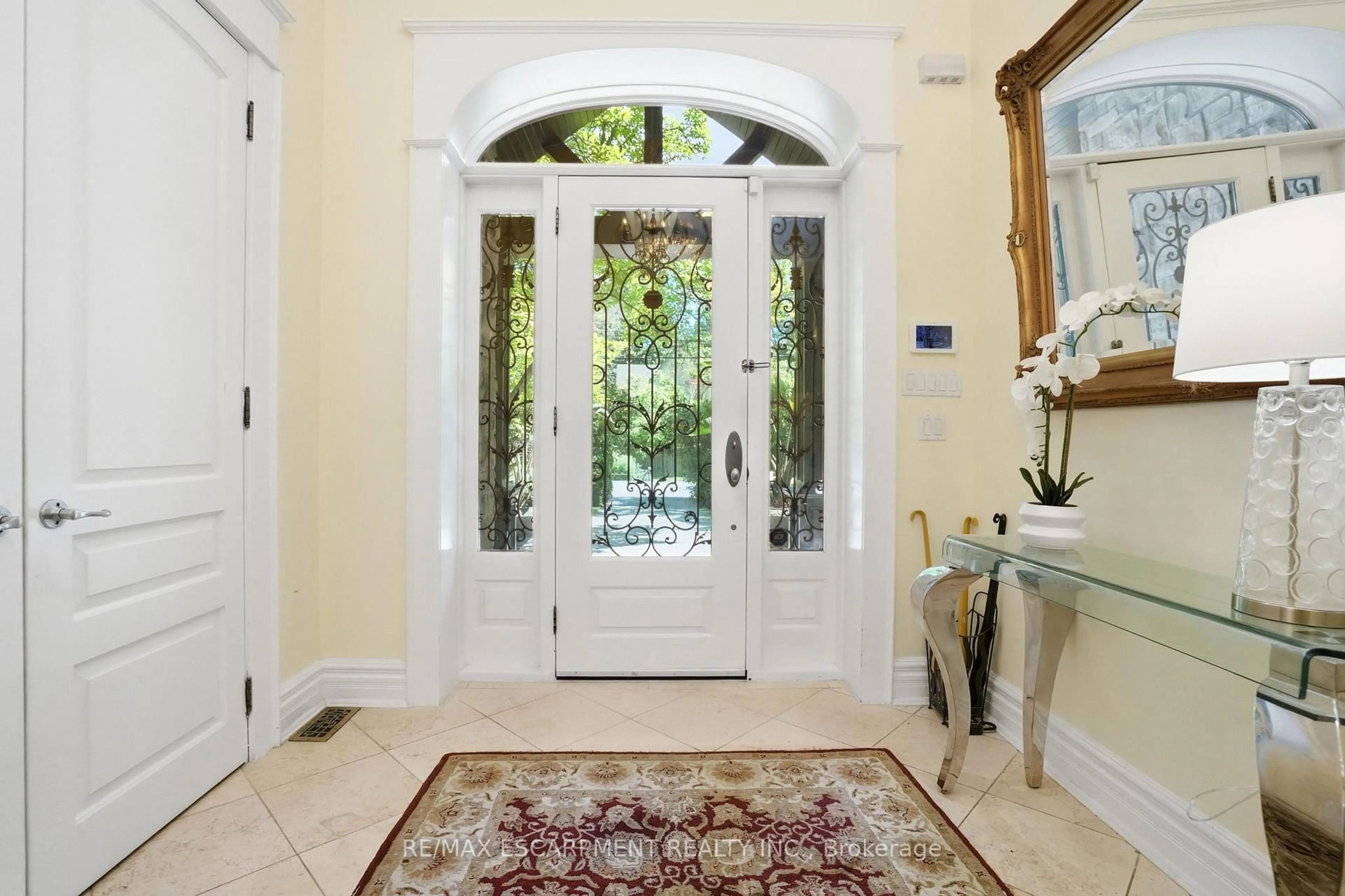 Indoor entryway for 1320 Woodland Ave, Mississauga Ontario L5G 2X9