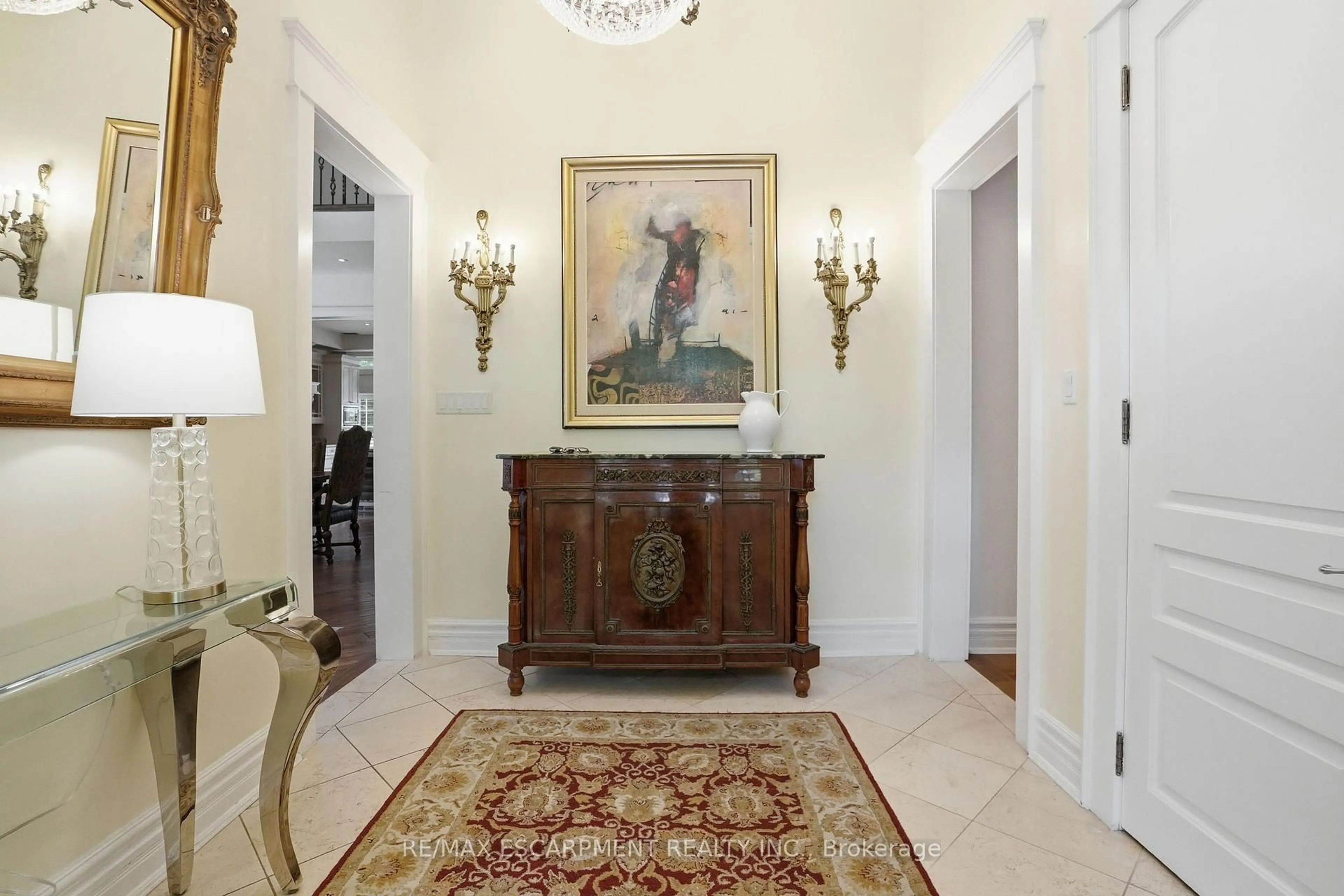 Indoor foyer for 1320 Woodland Ave, Mississauga Ontario L5G 2X9
