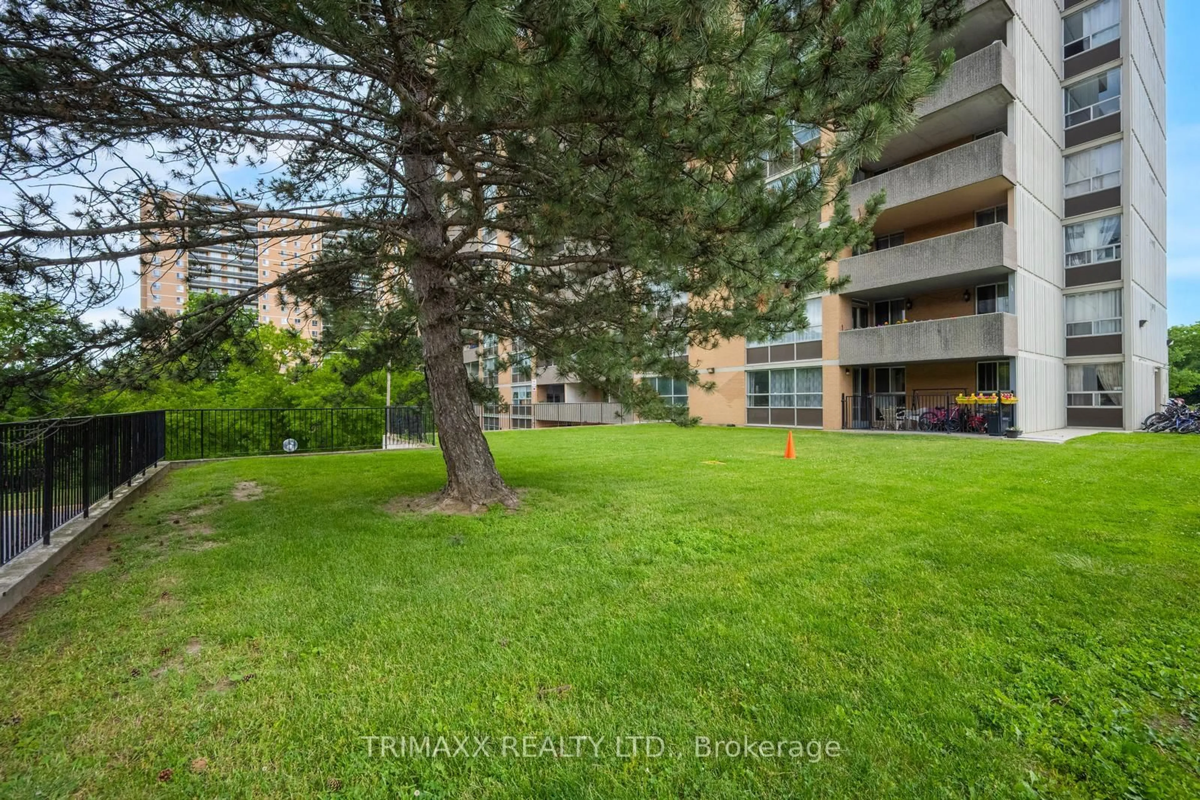 A pic from outside/outdoor area/front of a property/back of a property/a pic from drone, unknown for 40 Panorama Crt #404, Toronto Ontario M9V 4M1