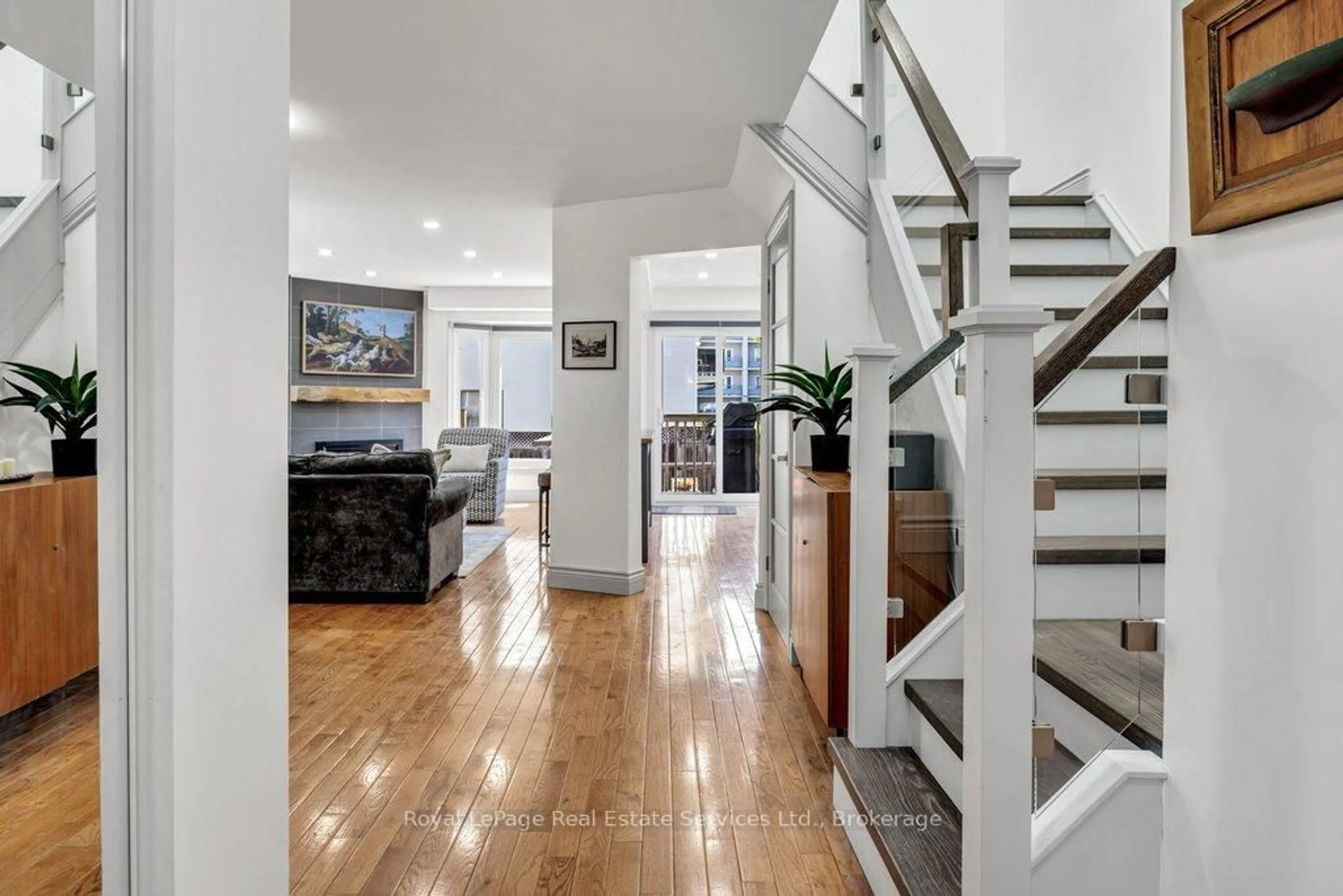 Indoor entryway for 2314 Marine Dr #5, Oakville Ontario L6L 1C3