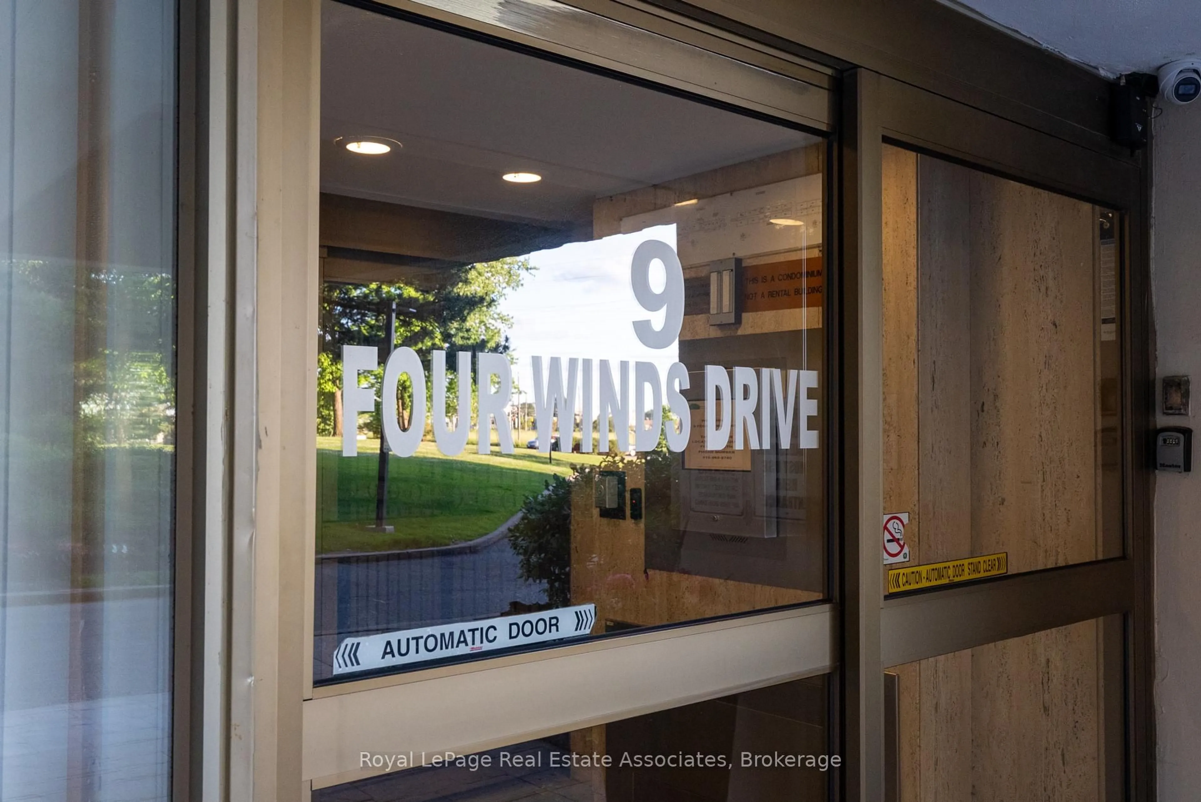 Indoor foyer for 9 Four Winds Dr #813, Toronto Ontario M3J 2S8