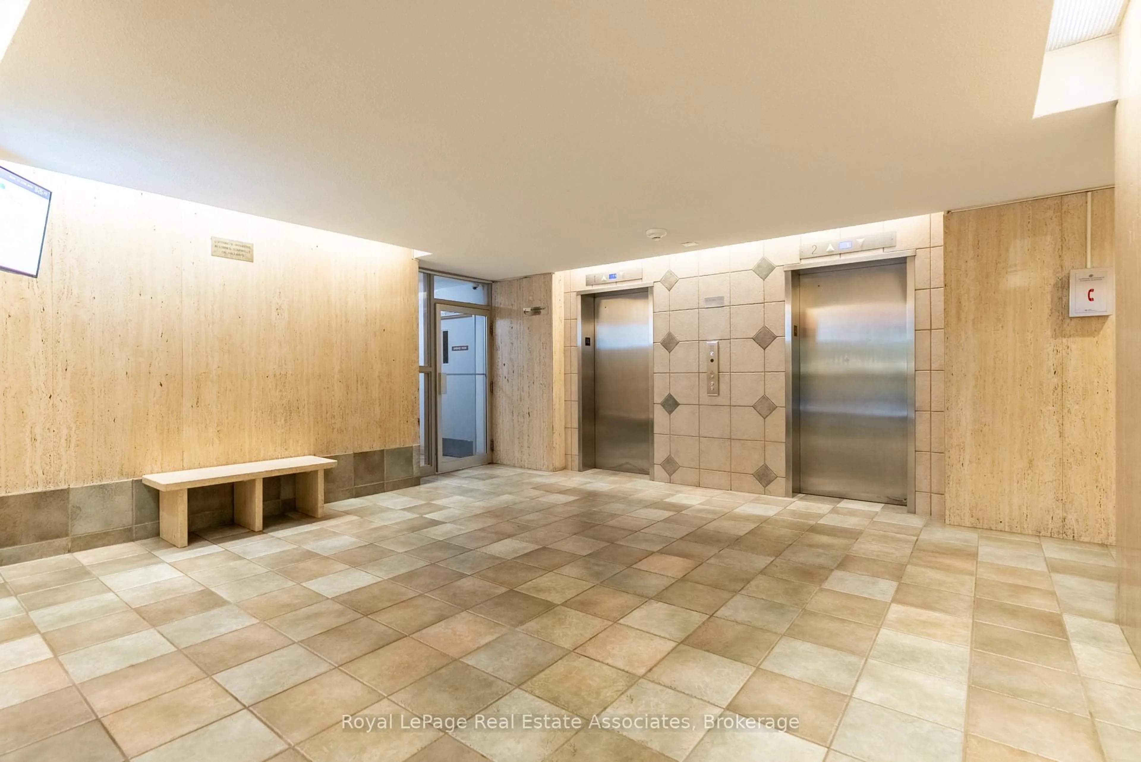 Indoor foyer for 9 Four Winds Dr #813, Toronto Ontario M3J 2S8
