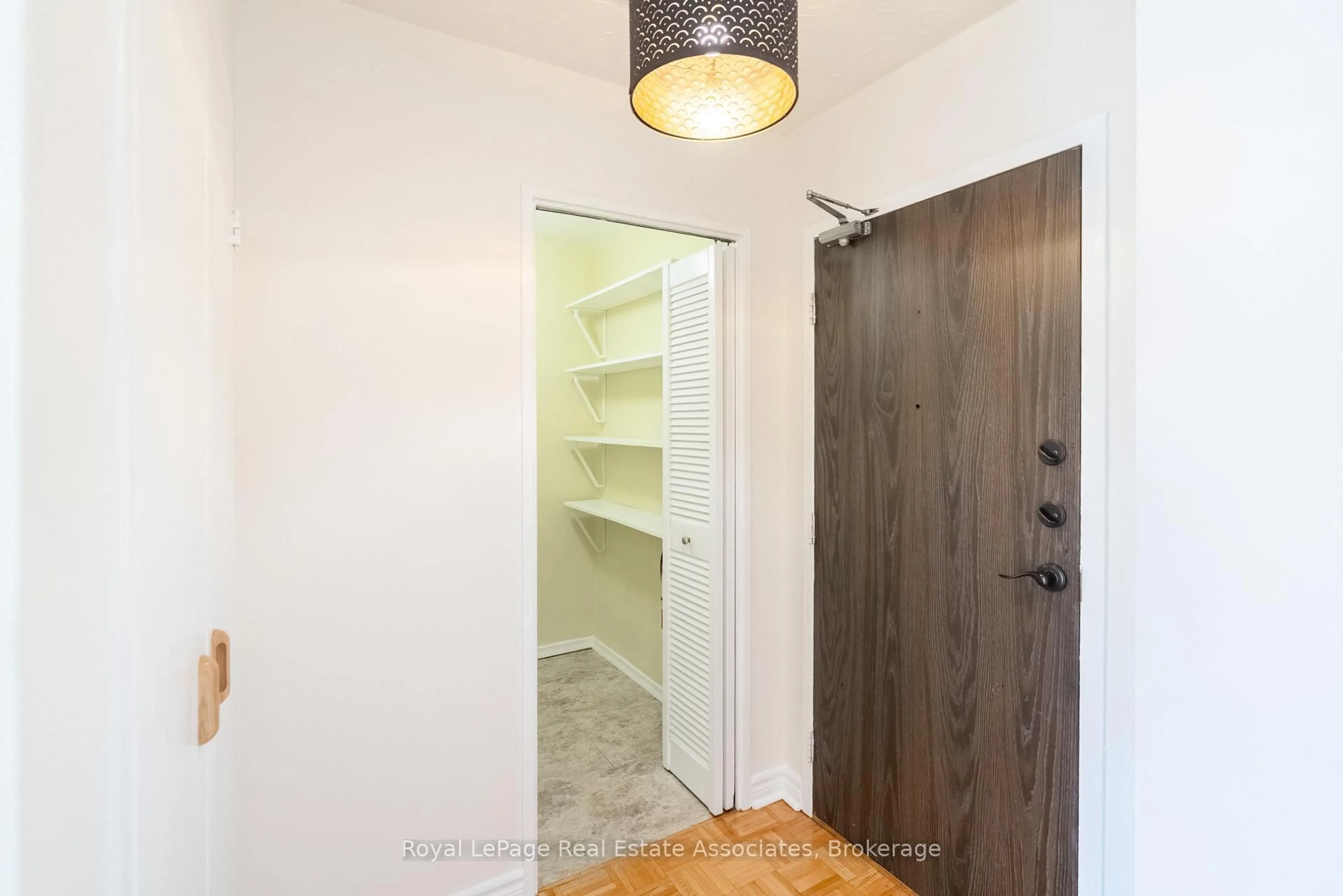 Indoor entryway for 9 Four Winds Dr #813, Toronto Ontario M3J 2S8