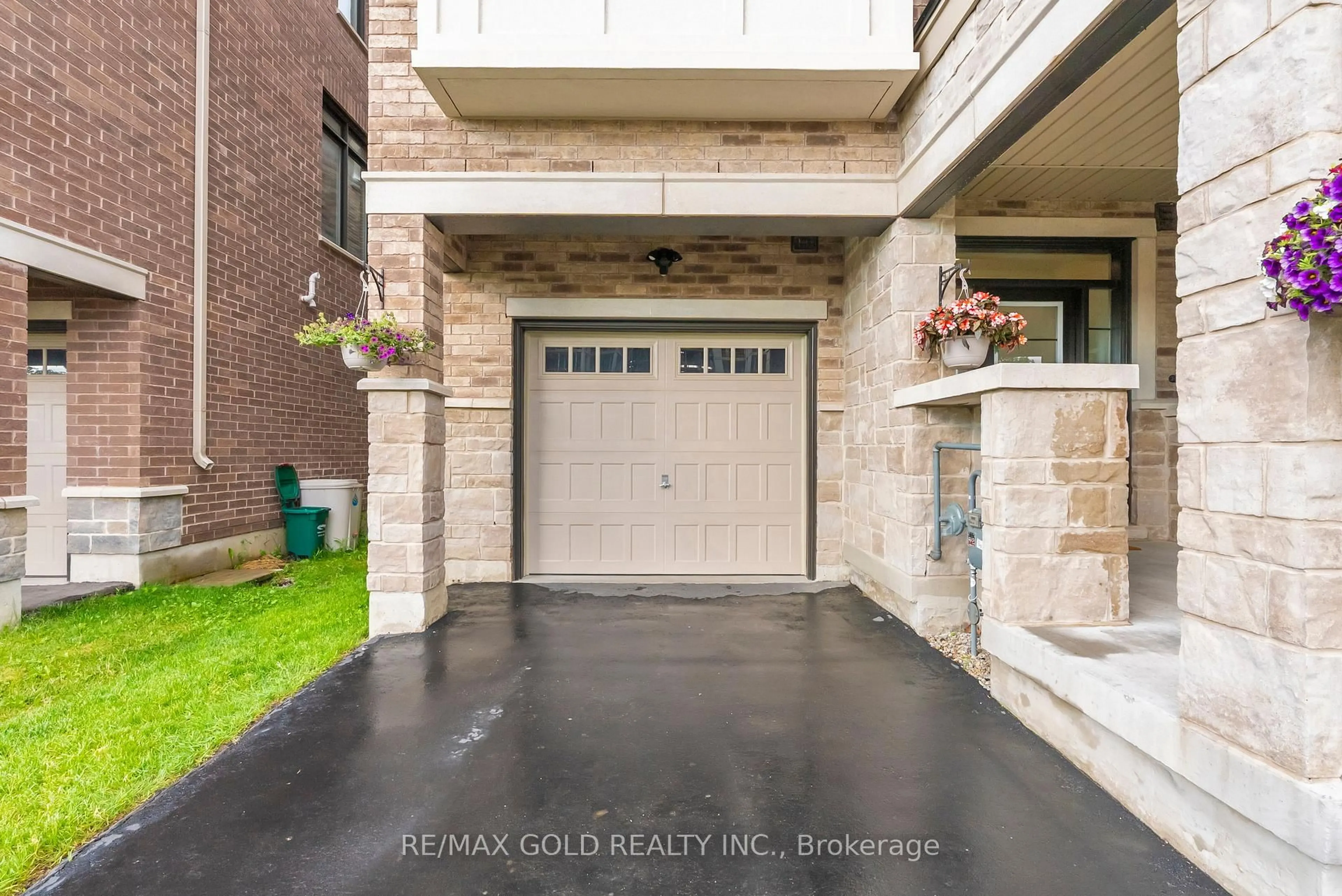 Indoor entryway for 1250 Restivo Lane, Milton Ontario L9T 2X5