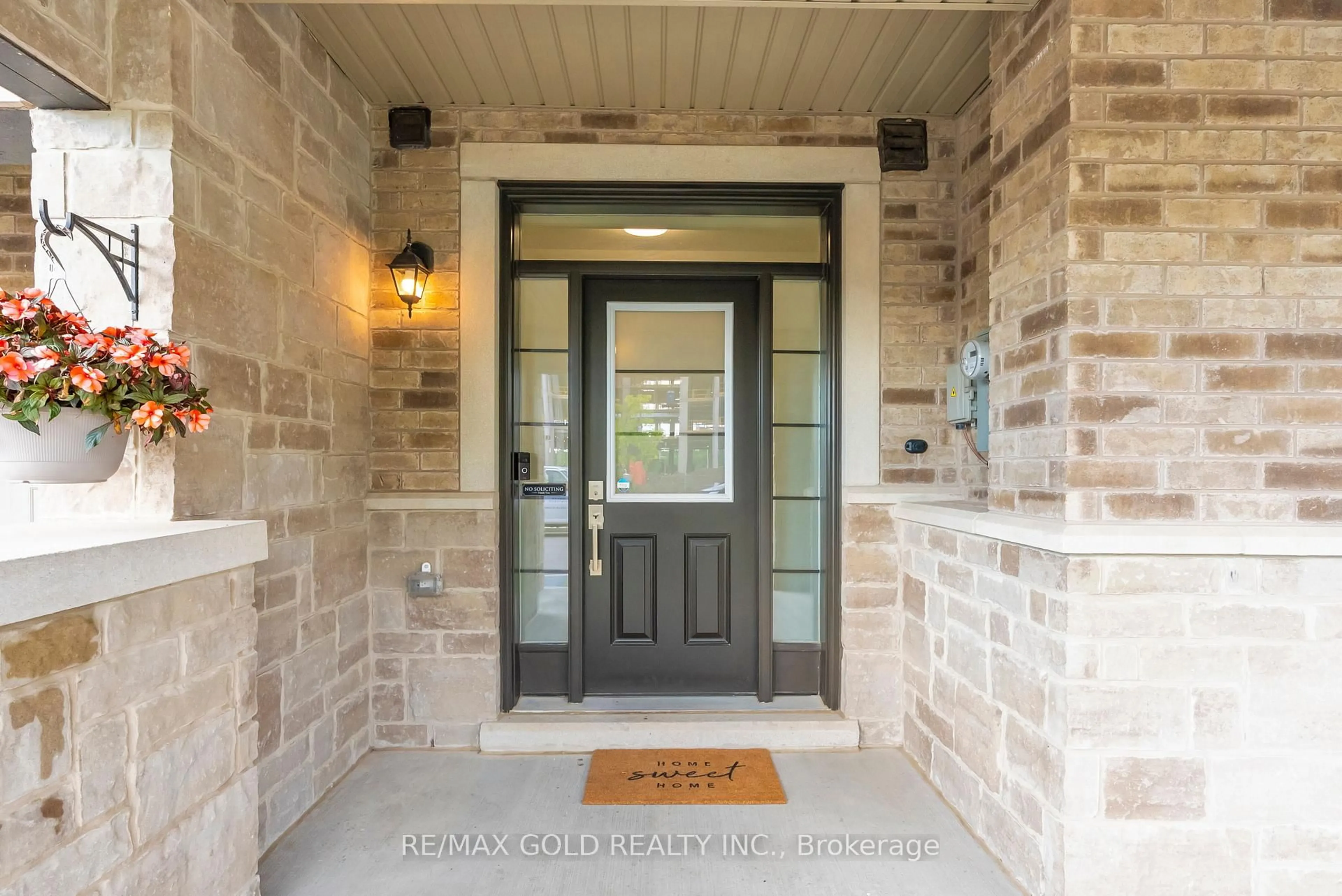Indoor entryway for 1250 Restivo Lane, Milton Ontario L9T 2X5