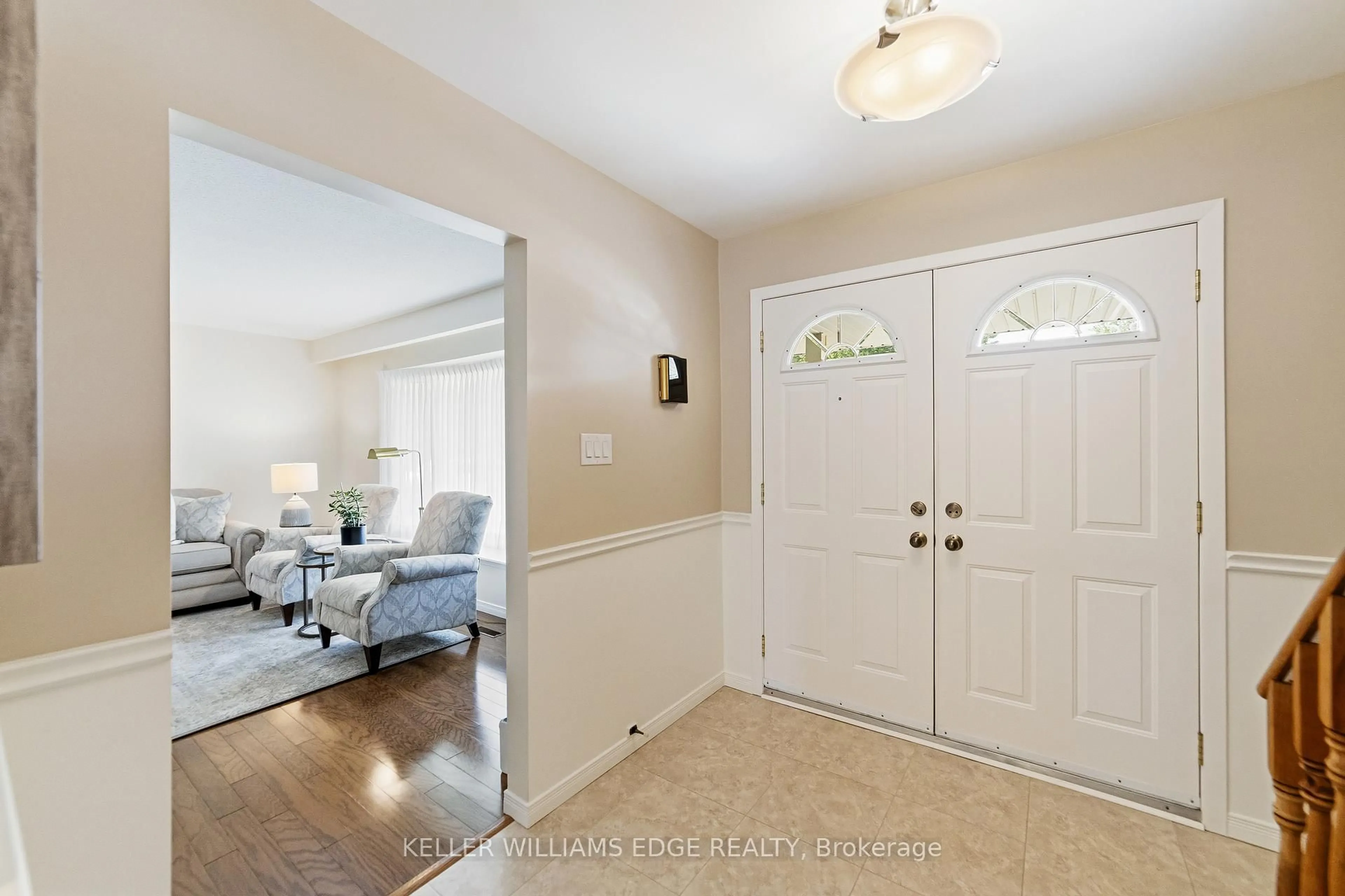 Indoor entryway for 1495 Clinton Crt, Burlington Ontario L7M 1N1