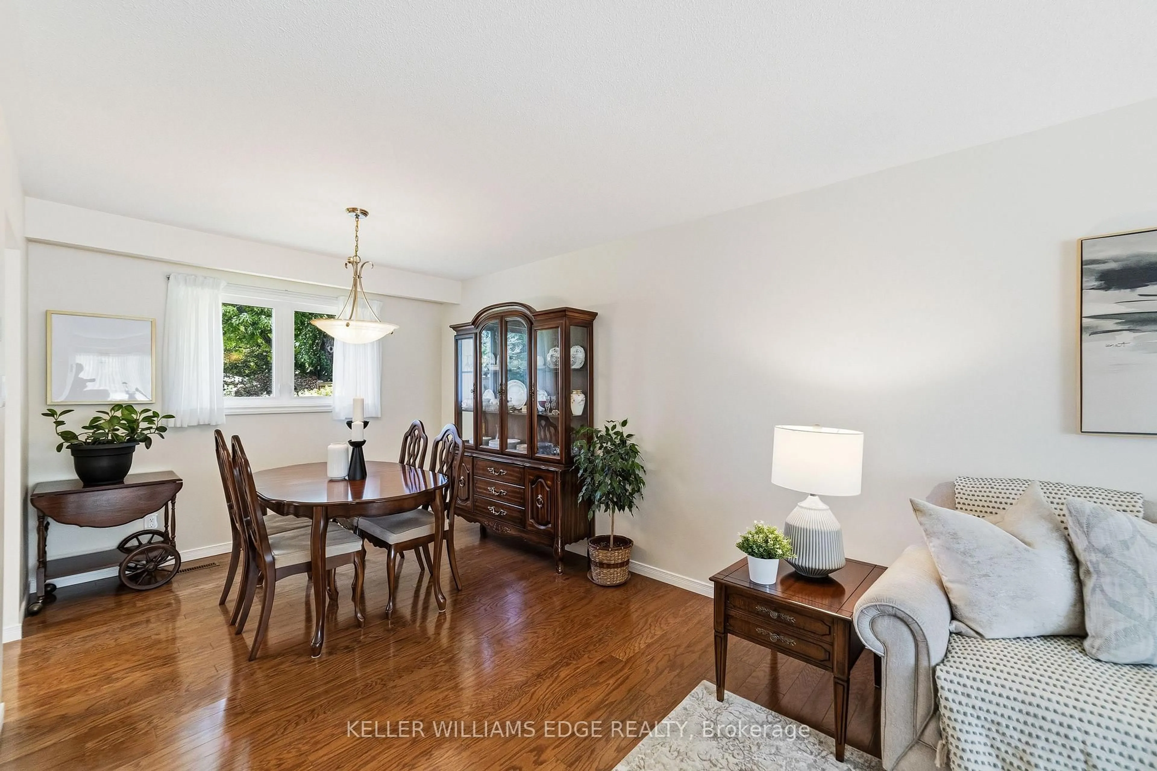 Dining room, wood/laminate floor for 1495 Clinton Crt, Burlington Ontario L7M 1N1