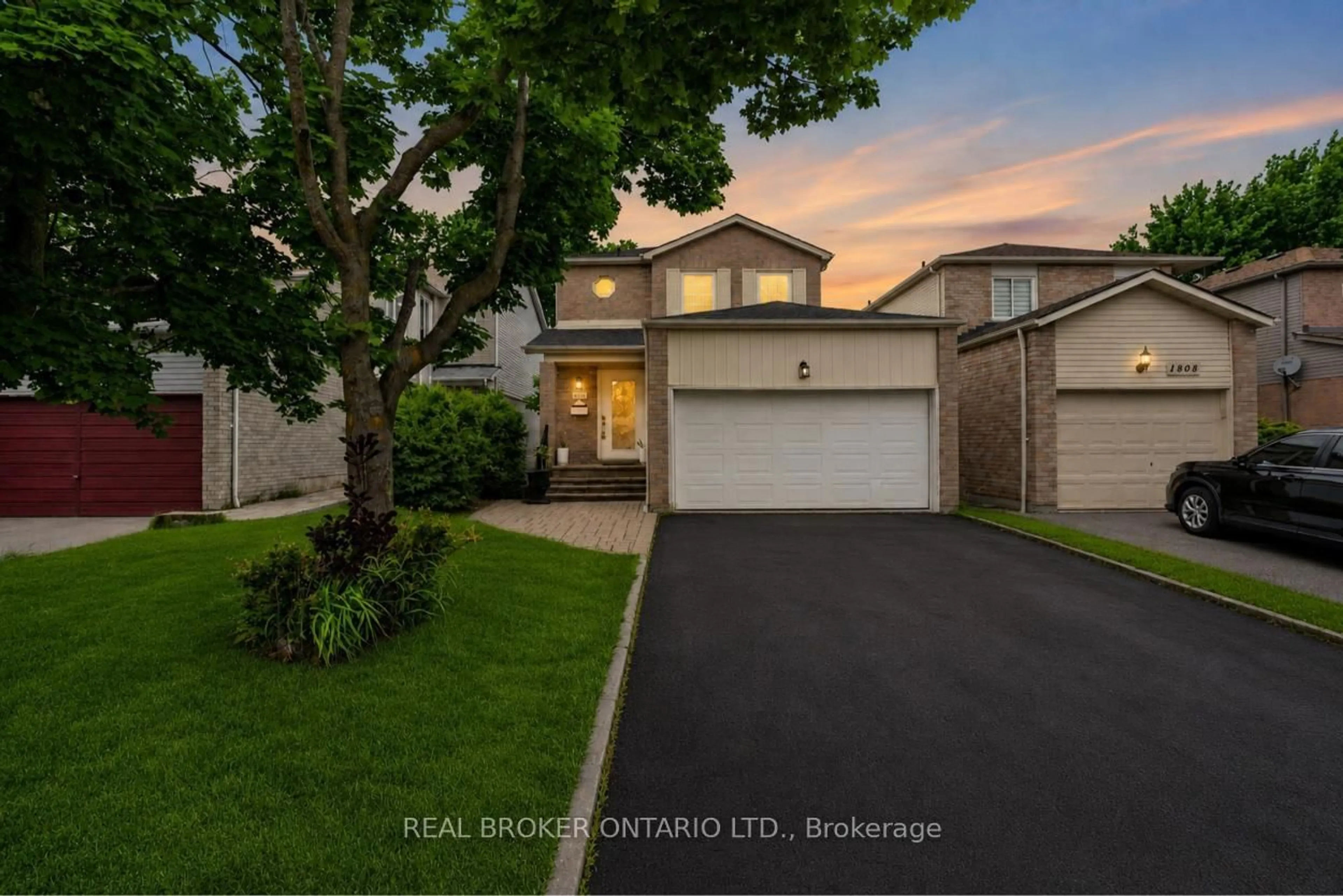 A pic from outside/outdoor area/front of a property/back of a property/a pic from drone, street for 1804 Princelea Pl, Mississauga Ontario L5M 3R8