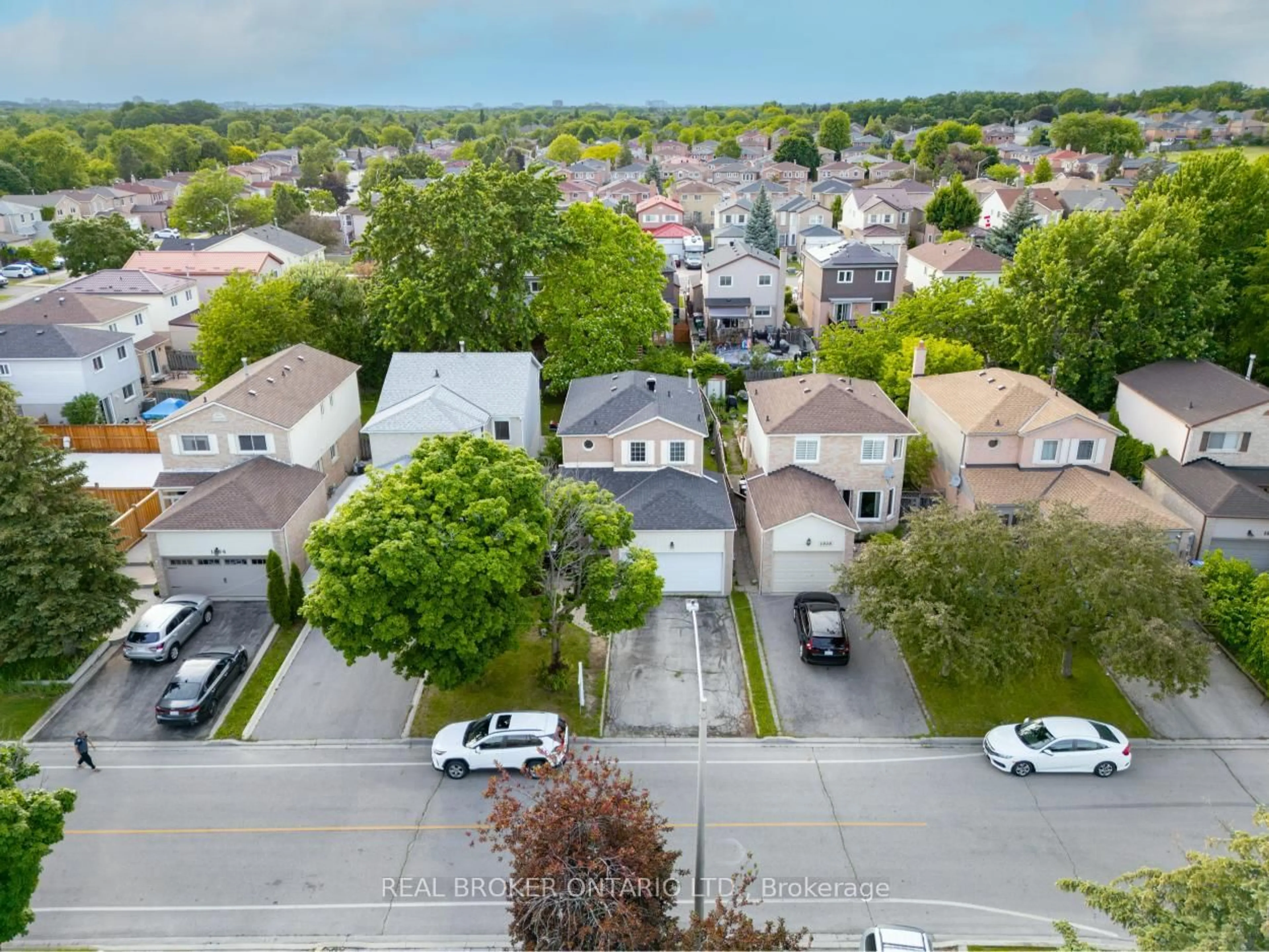 A pic from outside/outdoor area/front of a property/back of a property/a pic from drone, street for 1804 Princelea Pl, Mississauga Ontario L5M 3R8