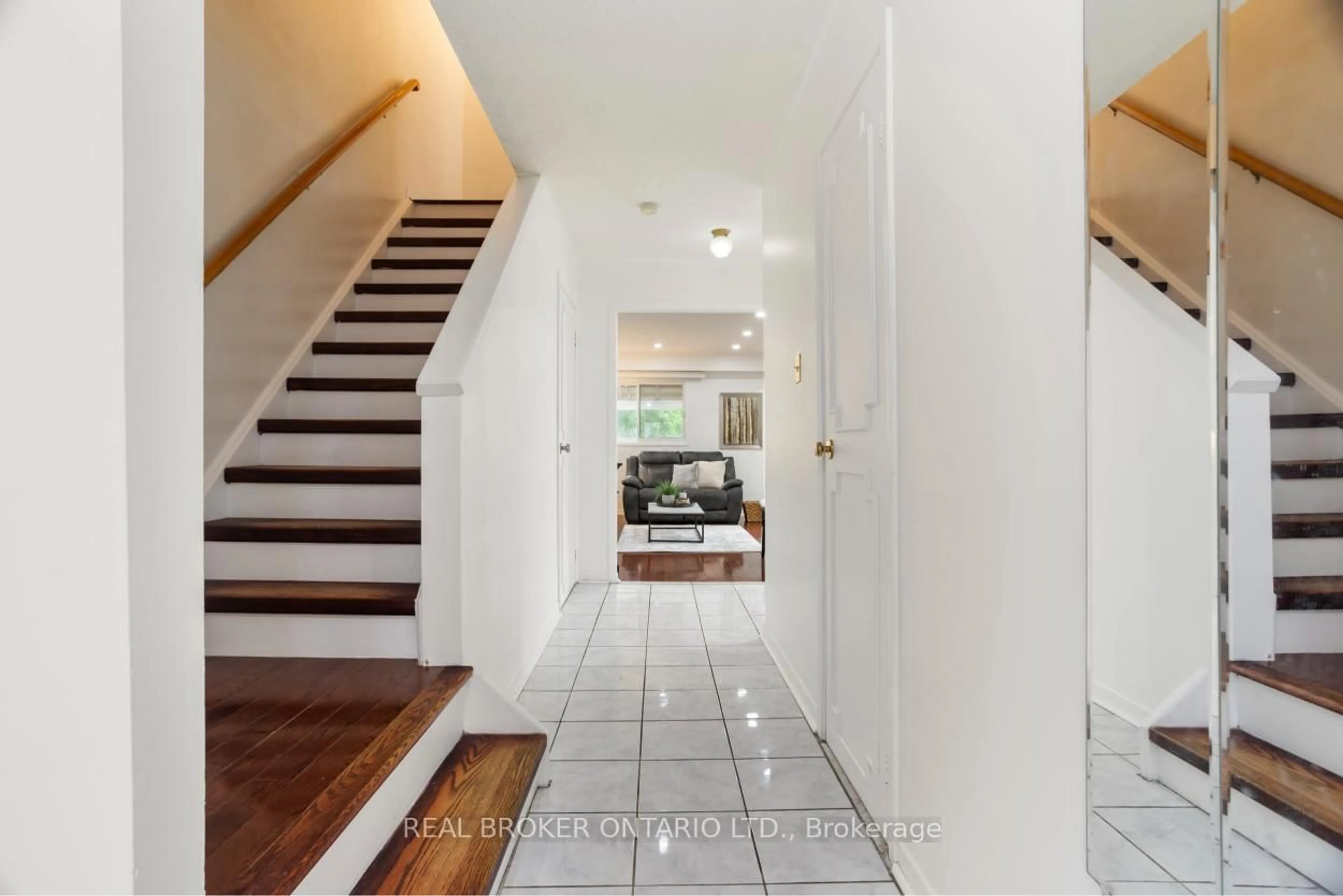 Indoor entryway for 1804 Princelea Pl, Mississauga Ontario L5M 3R8