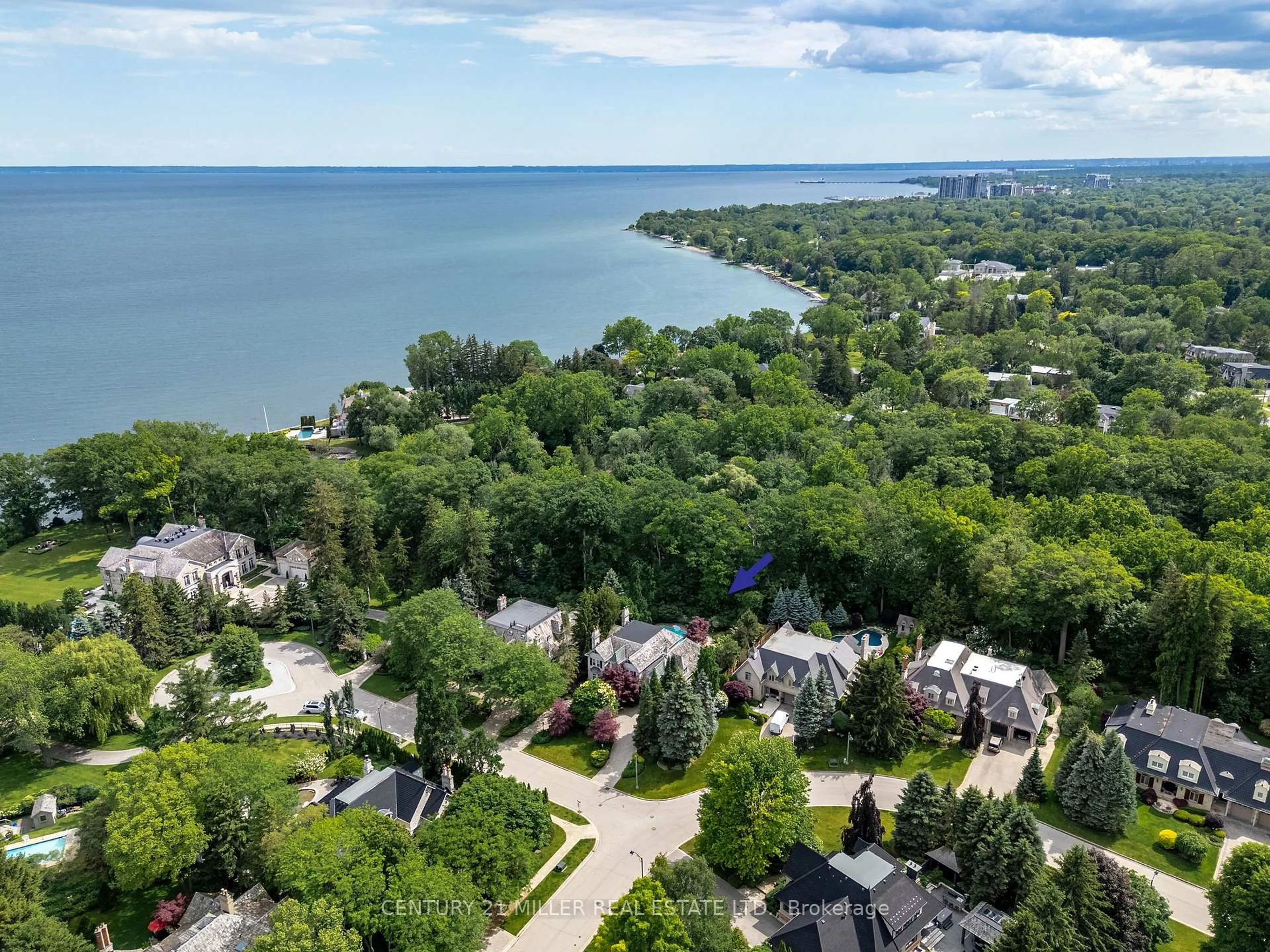 A pic from outside/outdoor area/front of a property/back of a property/a pic from drone, water/lake/river/ocean view for 122 Lisonally Crt, Oakville Ontario L6L 6P2