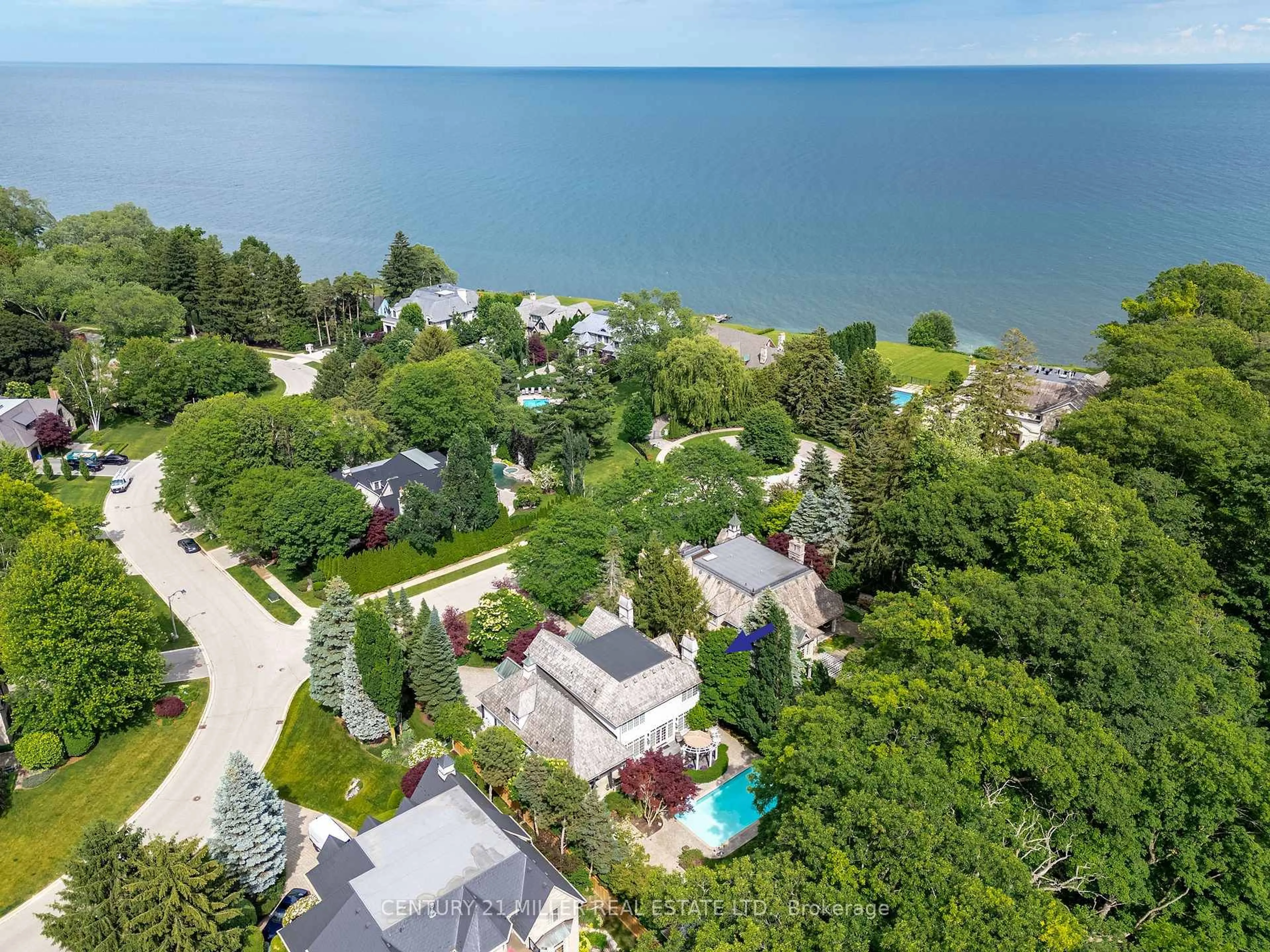 A pic from outside/outdoor area/front of a property/back of a property/a pic from drone, water/lake/river/ocean view for 122 Lisonally Crt, Oakville Ontario L6L 6P2