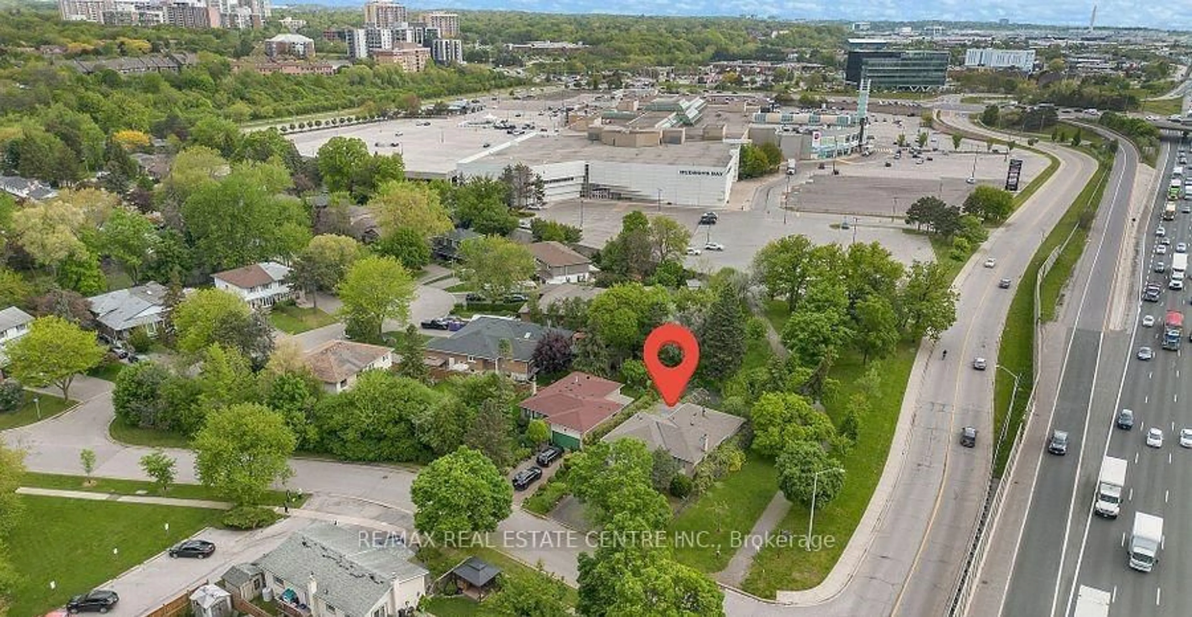 A pic from outside/outdoor area/front of a property/back of a property/a pic from drone, street for 1011 Pearson Dr, Oakville Ontario L6H 2Y9