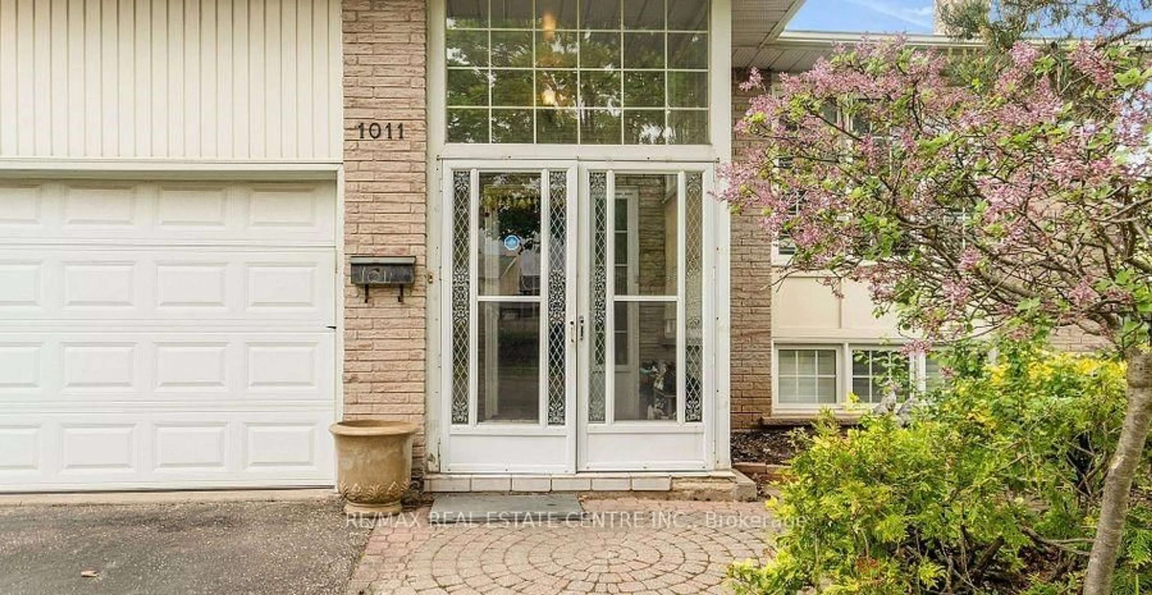 Indoor entryway for 1011 Pearson Dr, Oakville Ontario L6H 2Y9