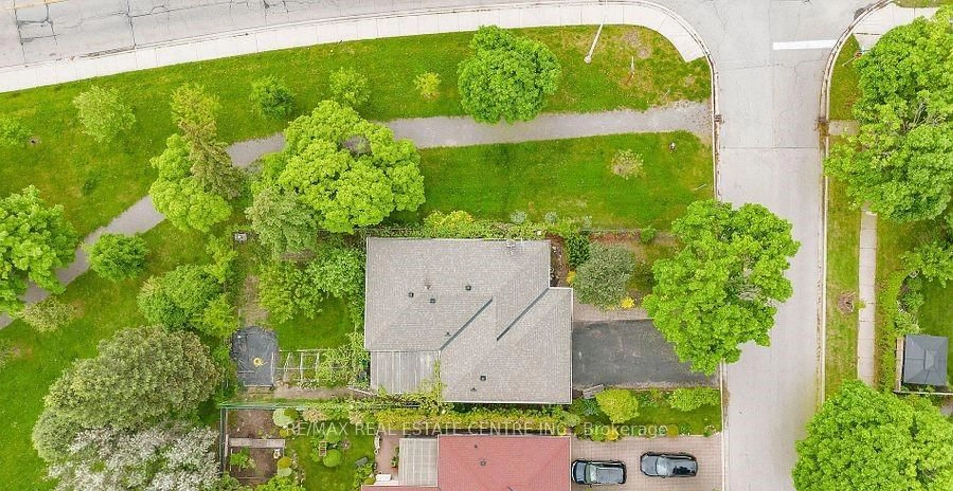 A pic from outside/outdoor area/front of a property/back of a property/a pic from drone, street for 1011 Pearson Dr, Oakville Ontario L6H 2Y9