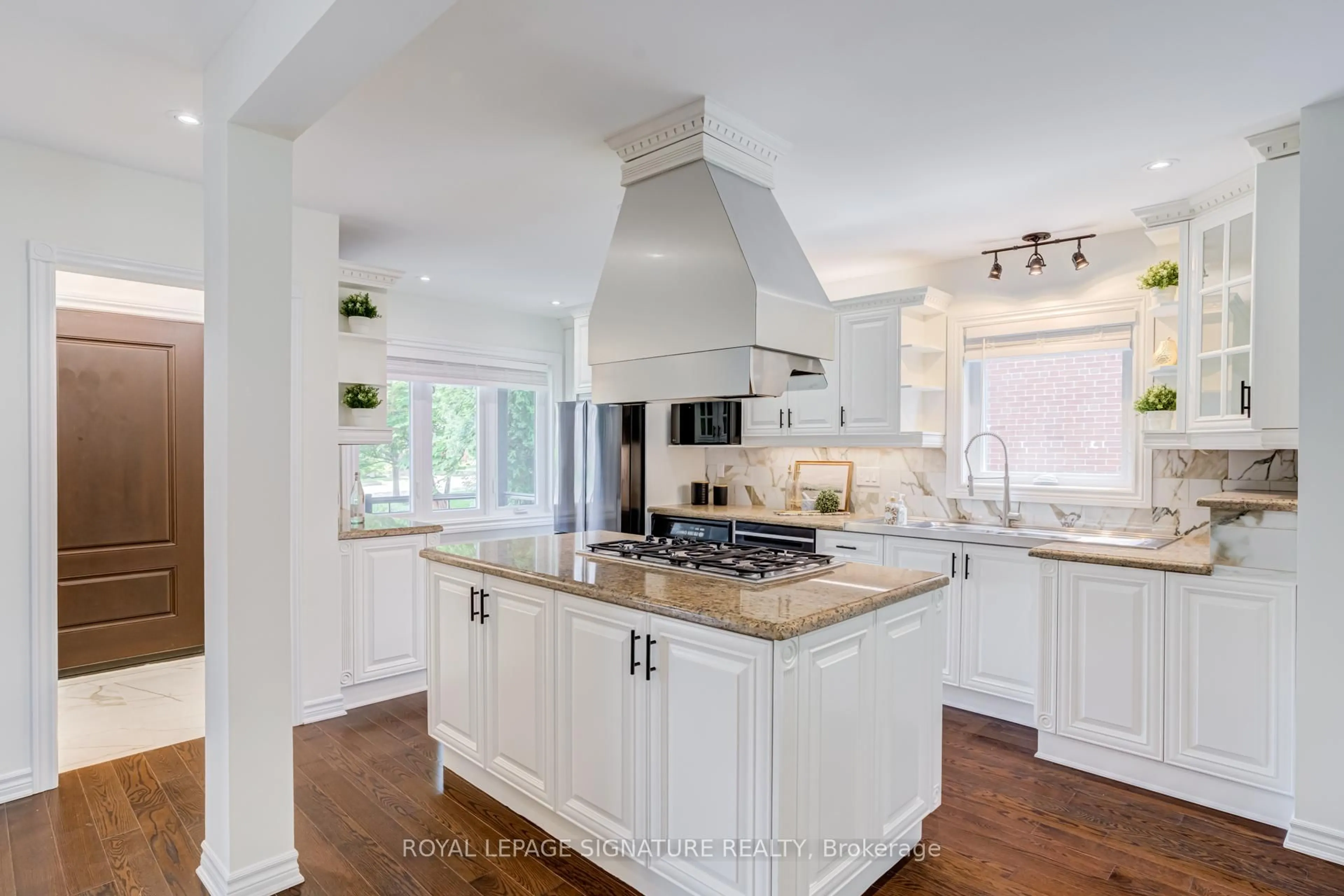 Open concept kitchen, ceramic/tile floor for 1472 Myron Dr, Mississauga Ontario L5E 2N6