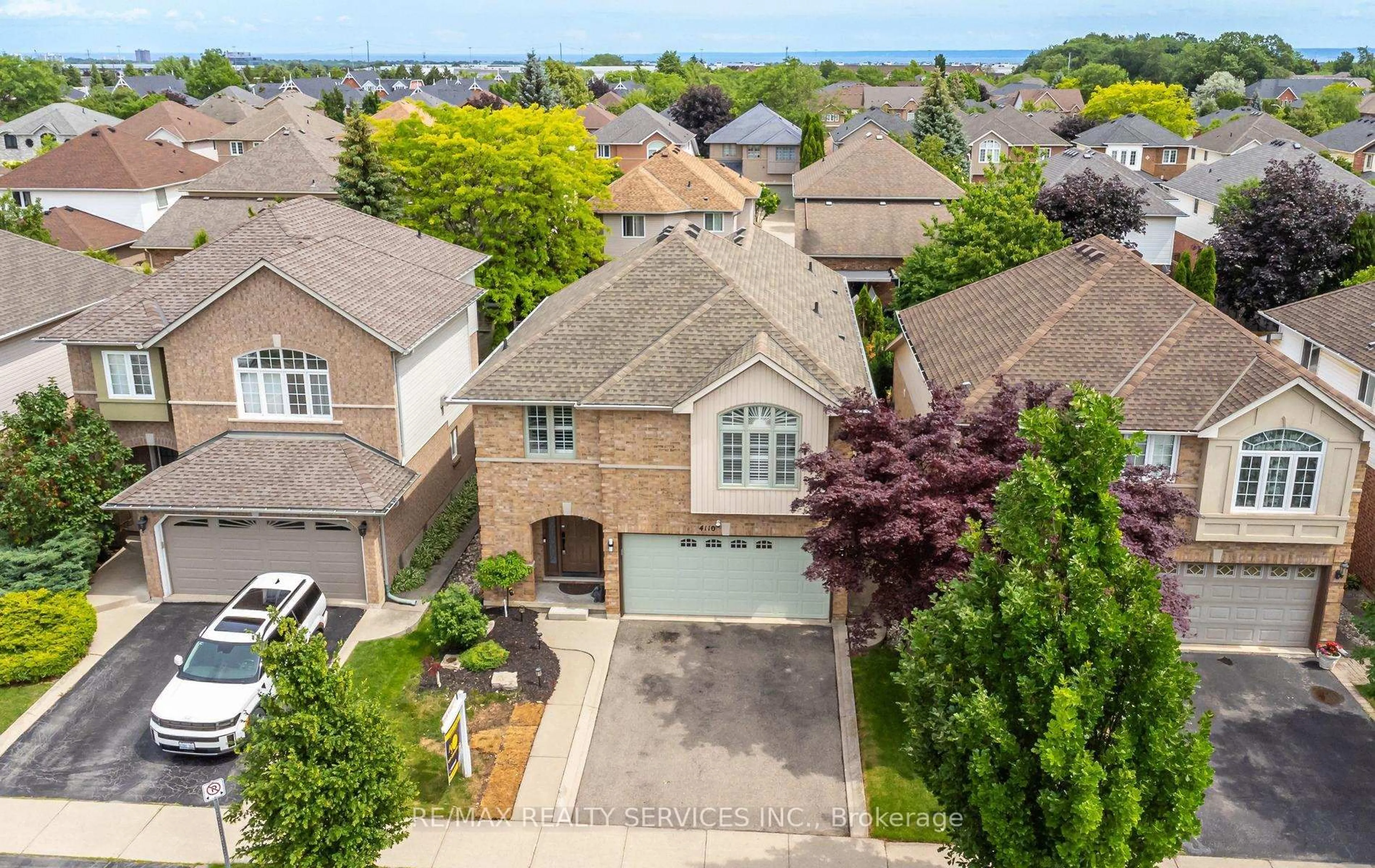 A pic from outside/outdoor area/front of a property/back of a property/a pic from drone, street for 4110 Forest Run Ave, Burlington Ontario L7M 4L7