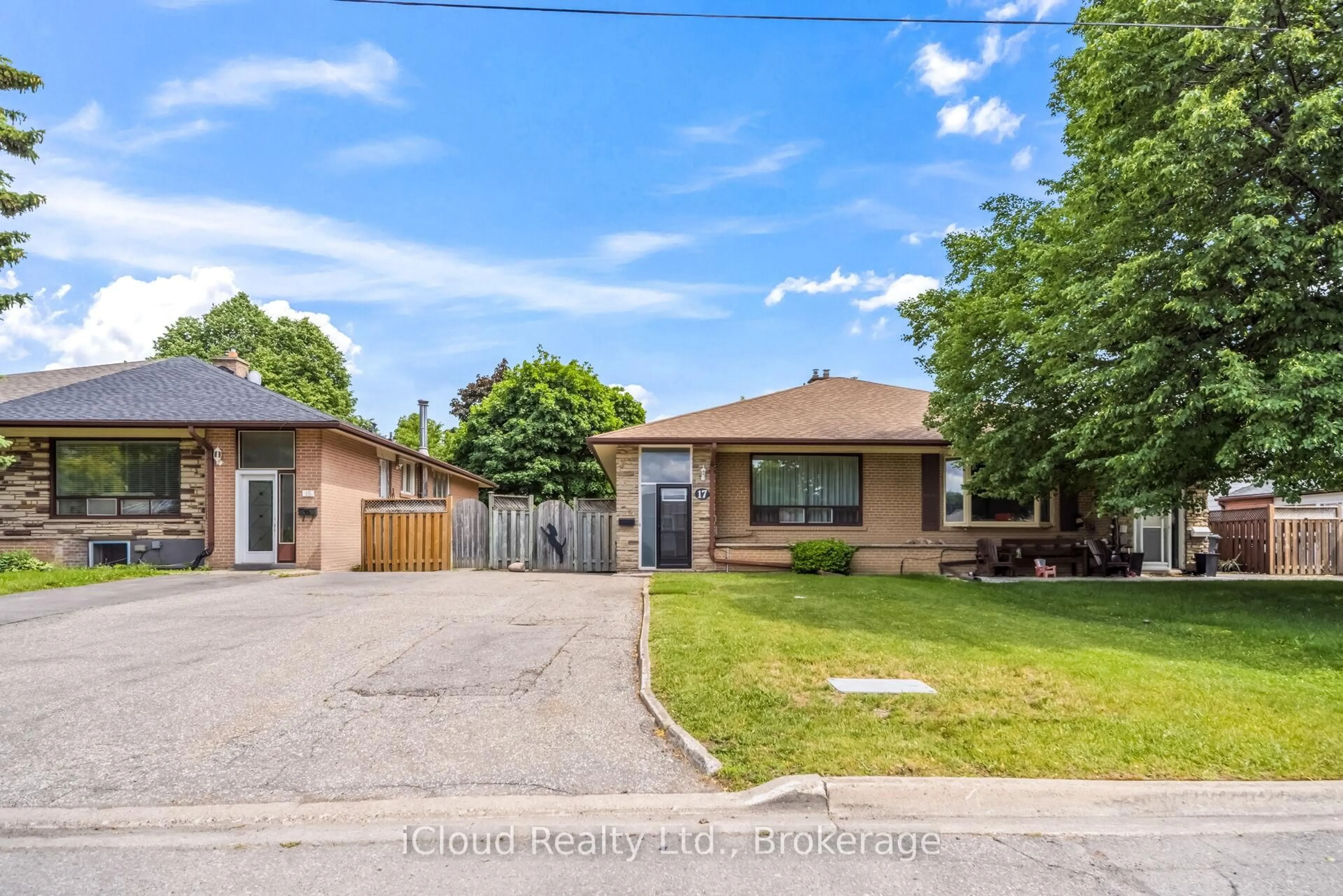 A pic from outside/outdoor area/front of a property/back of a property/a pic from drone, street for 17 Algonquin Blvd, Brampton Ontario L6T 1R7