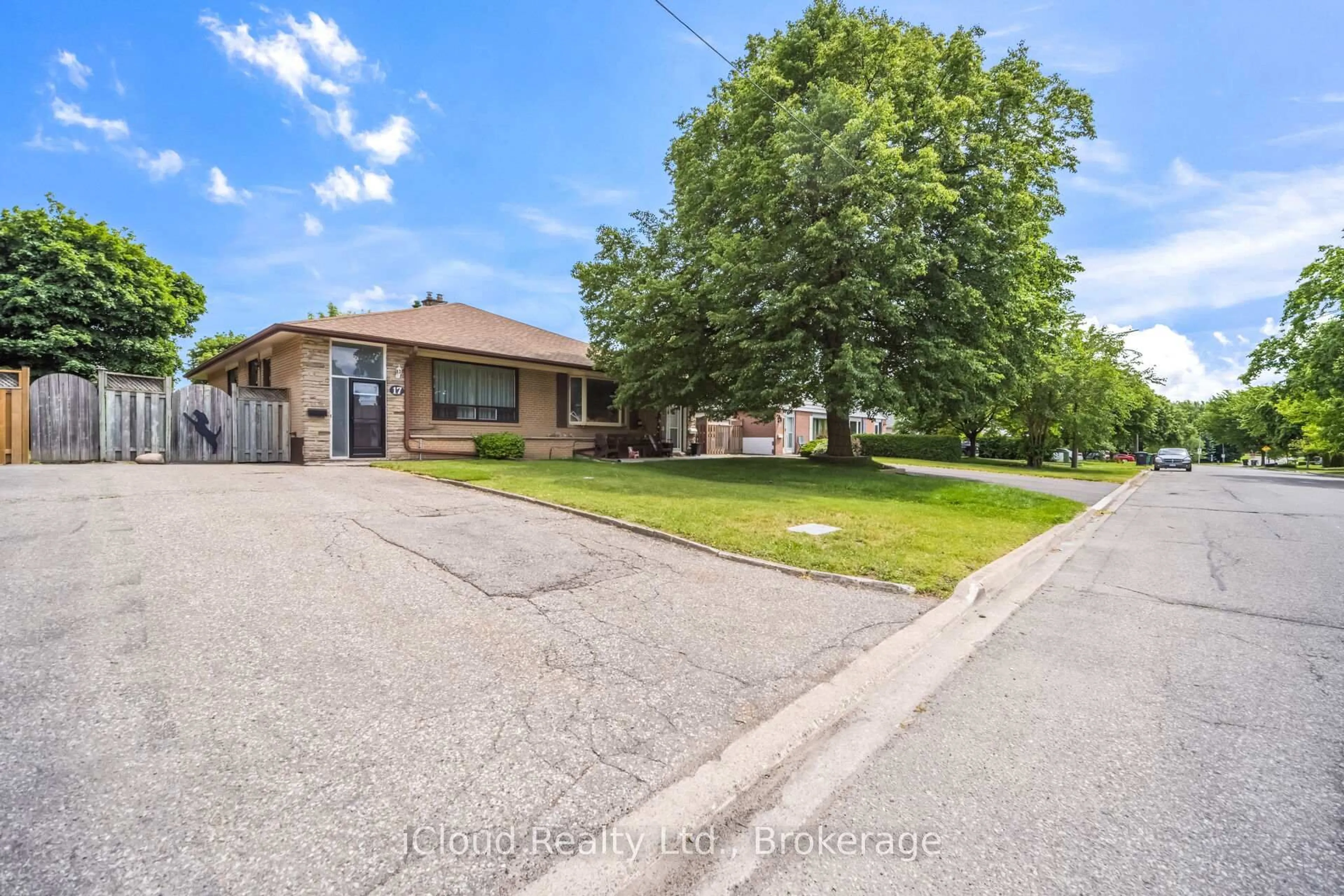 A pic from outside/outdoor area/front of a property/back of a property/a pic from drone, street for 17 Algonquin Blvd, Brampton Ontario L6T 1R7