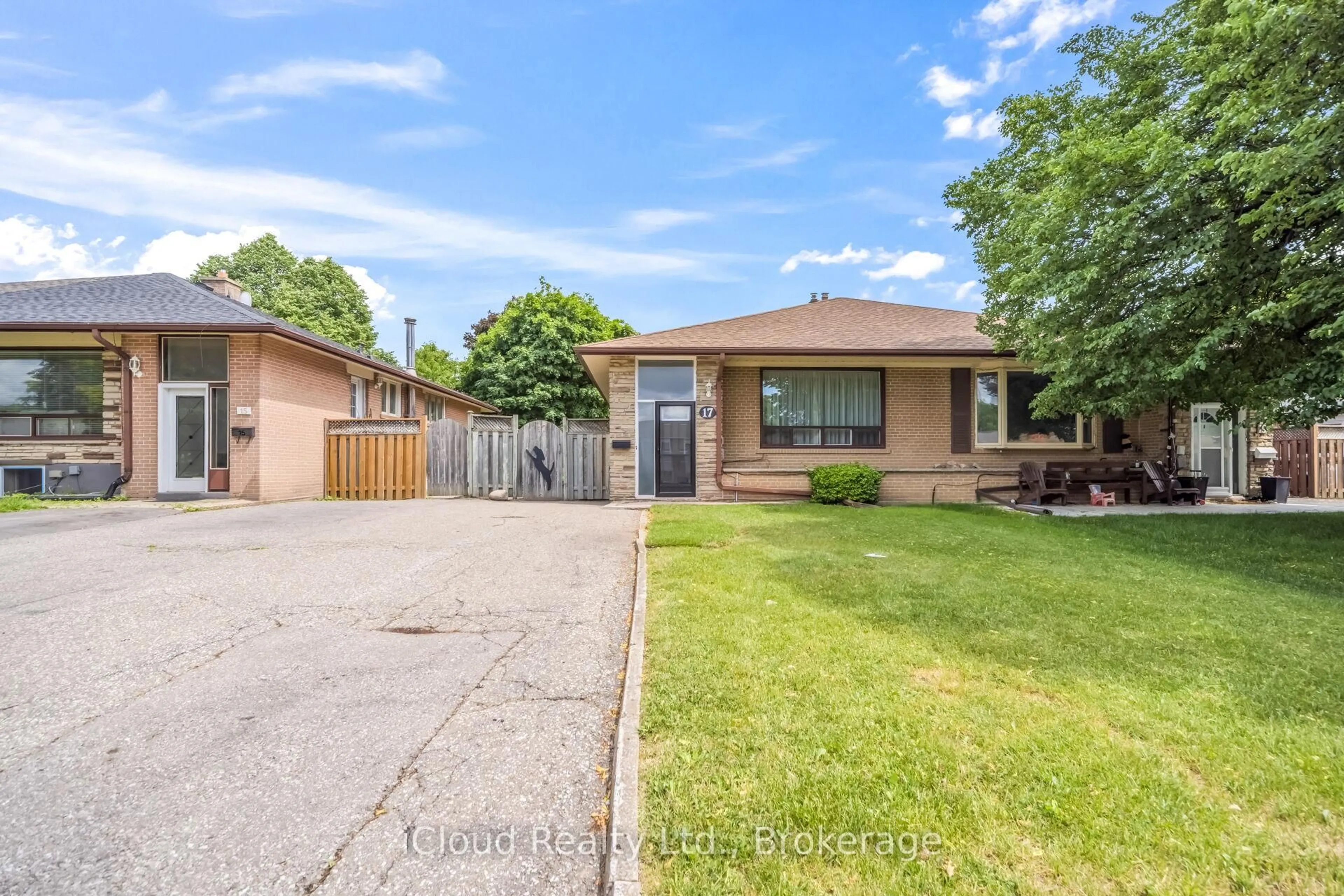A pic from outside/outdoor area/front of a property/back of a property/a pic from drone, street for 17 Algonquin Blvd, Brampton Ontario L6T 1R7
