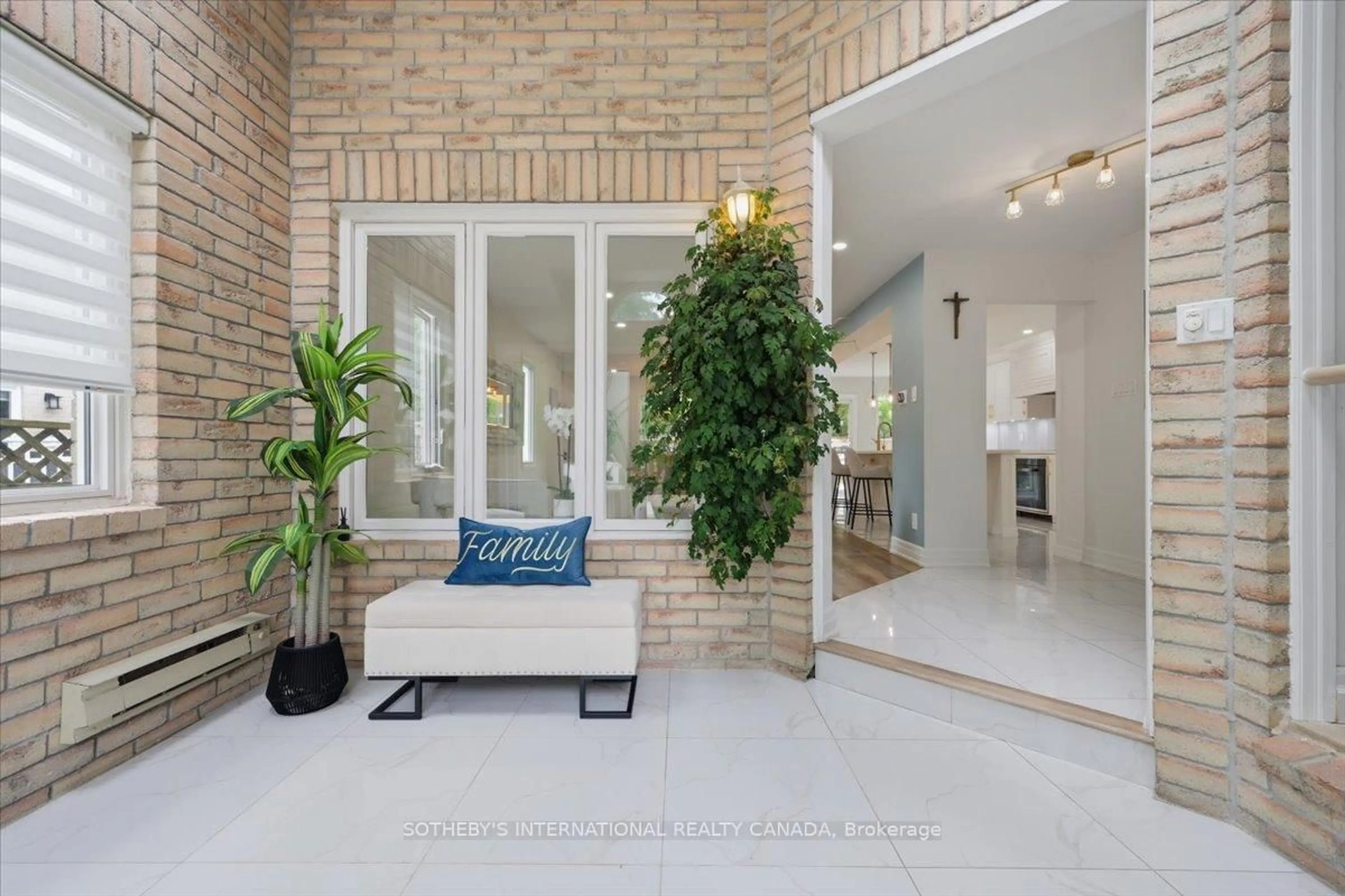 Indoor entryway for 4104 Credit Pointe Dr, Mississauga Ontario L5M 3K6