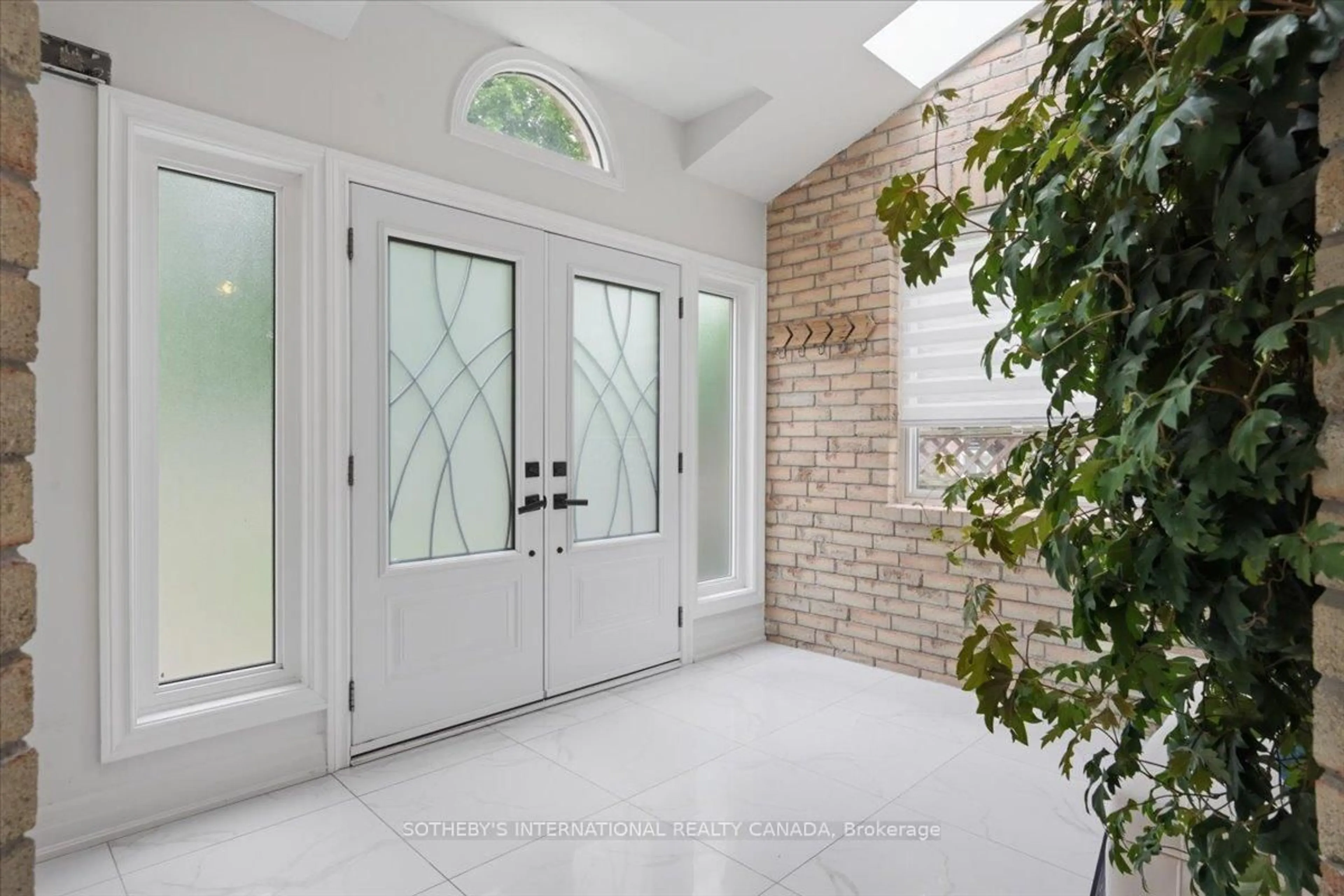 Indoor entryway for 4104 Credit Pointe Dr, Mississauga Ontario L5M 3K6