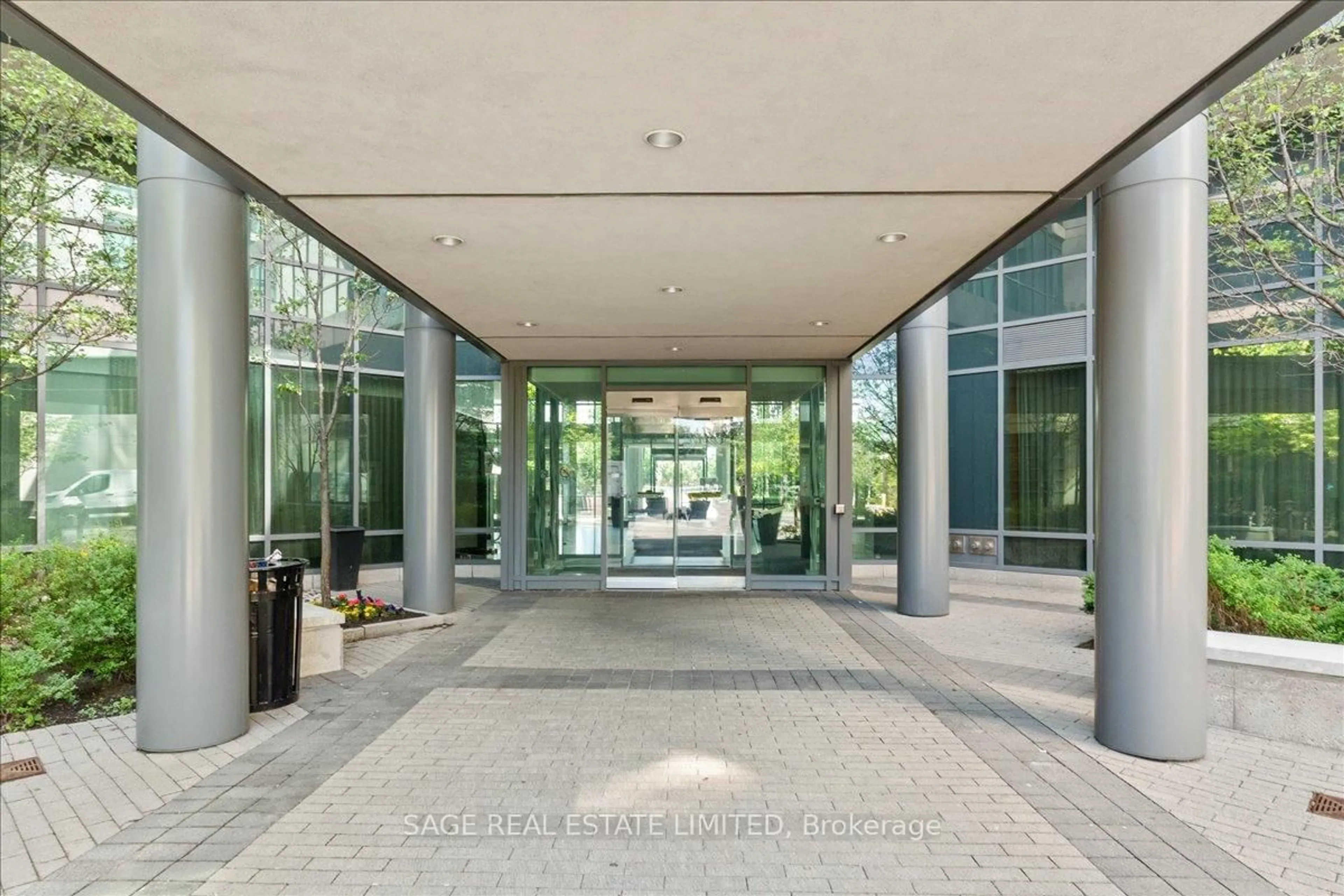 Indoor foyer for 215 Sherway Gardens Rd #905, Toronto Ontario M9C 0A5
