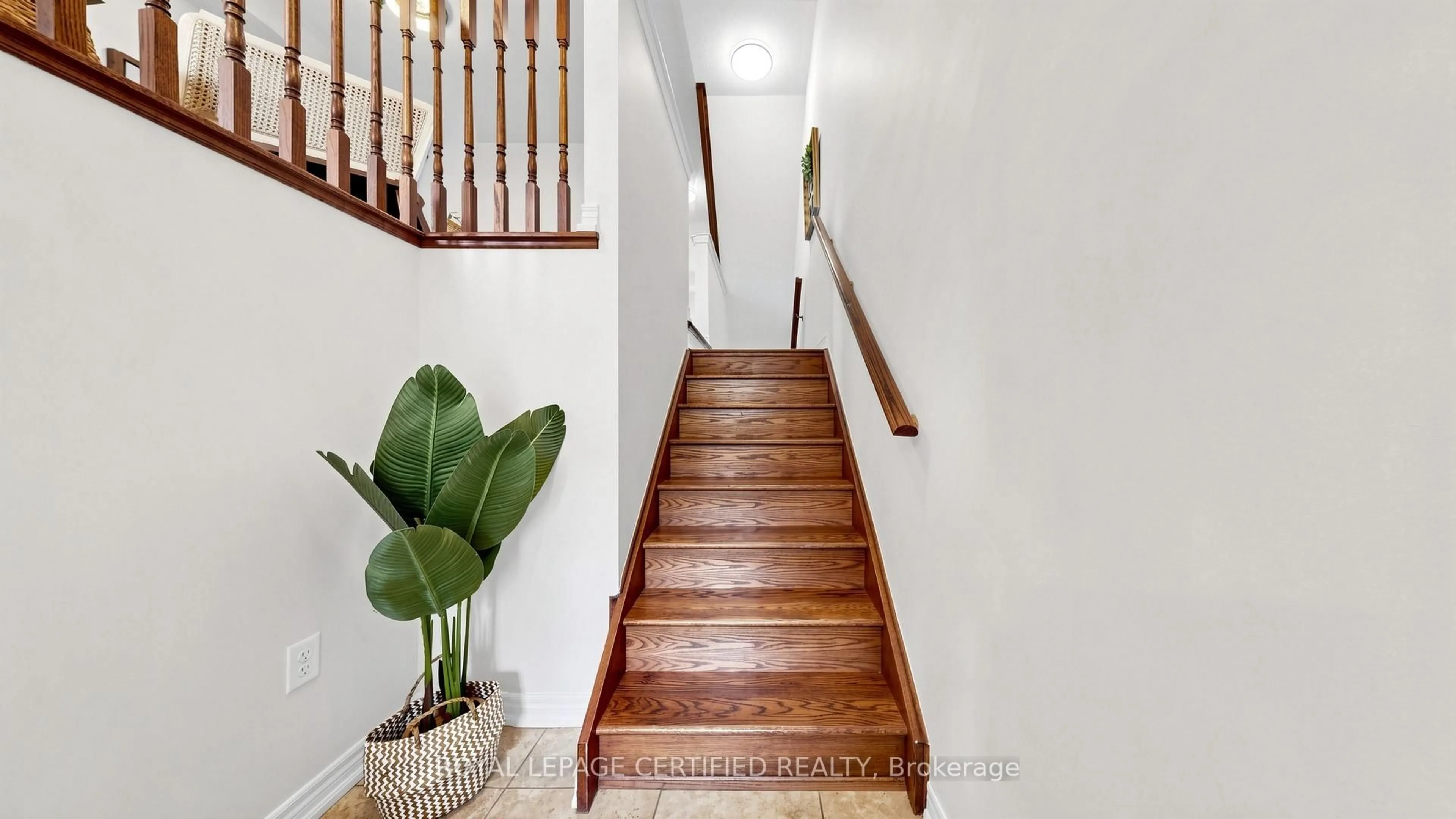 Stairs for 1380 Granrock Cres, Mississauga Ontario L5V 0E1