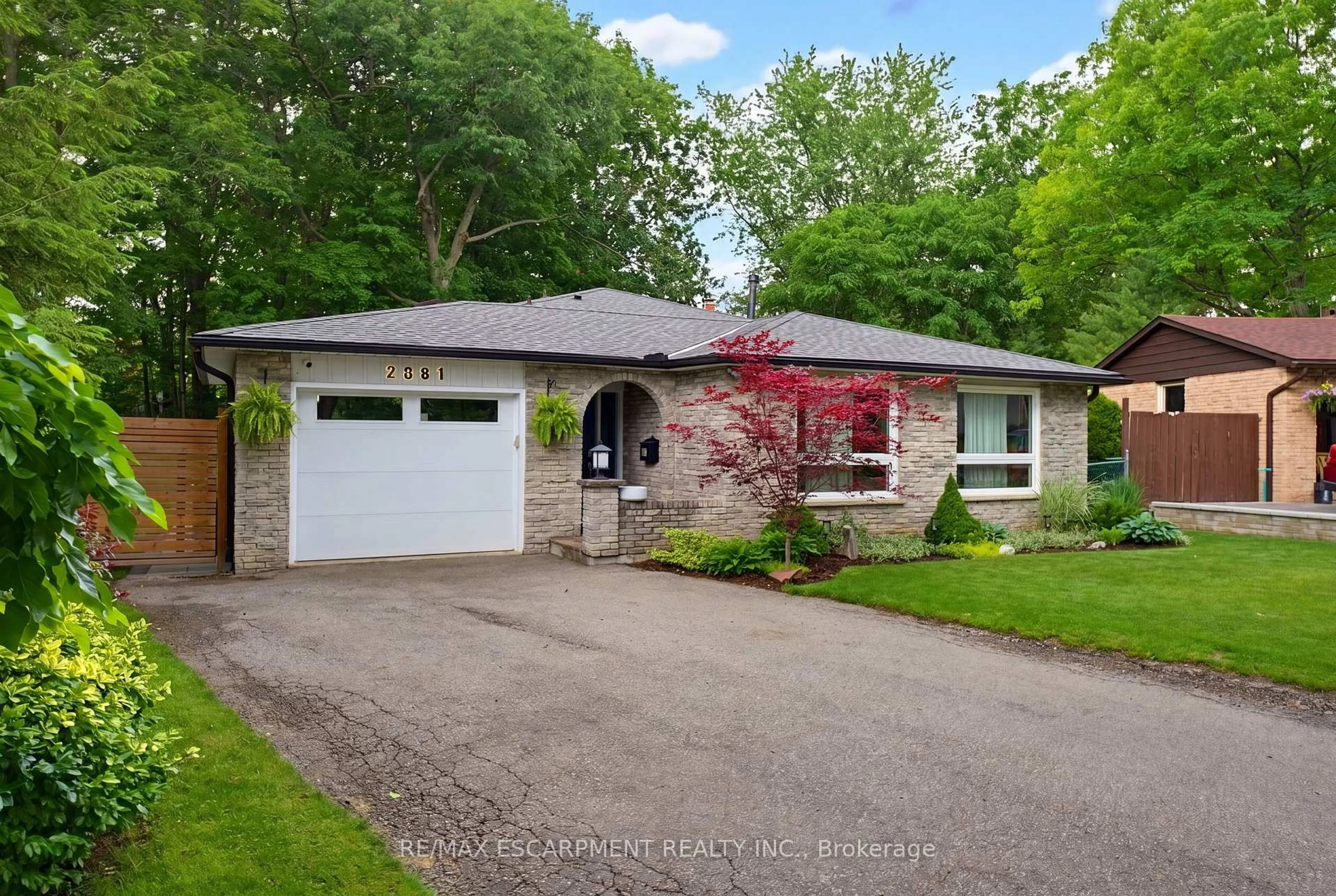 Home with brick exterior material, street for 2381 Peart Crt, Burlington Ontario L7P 2V4