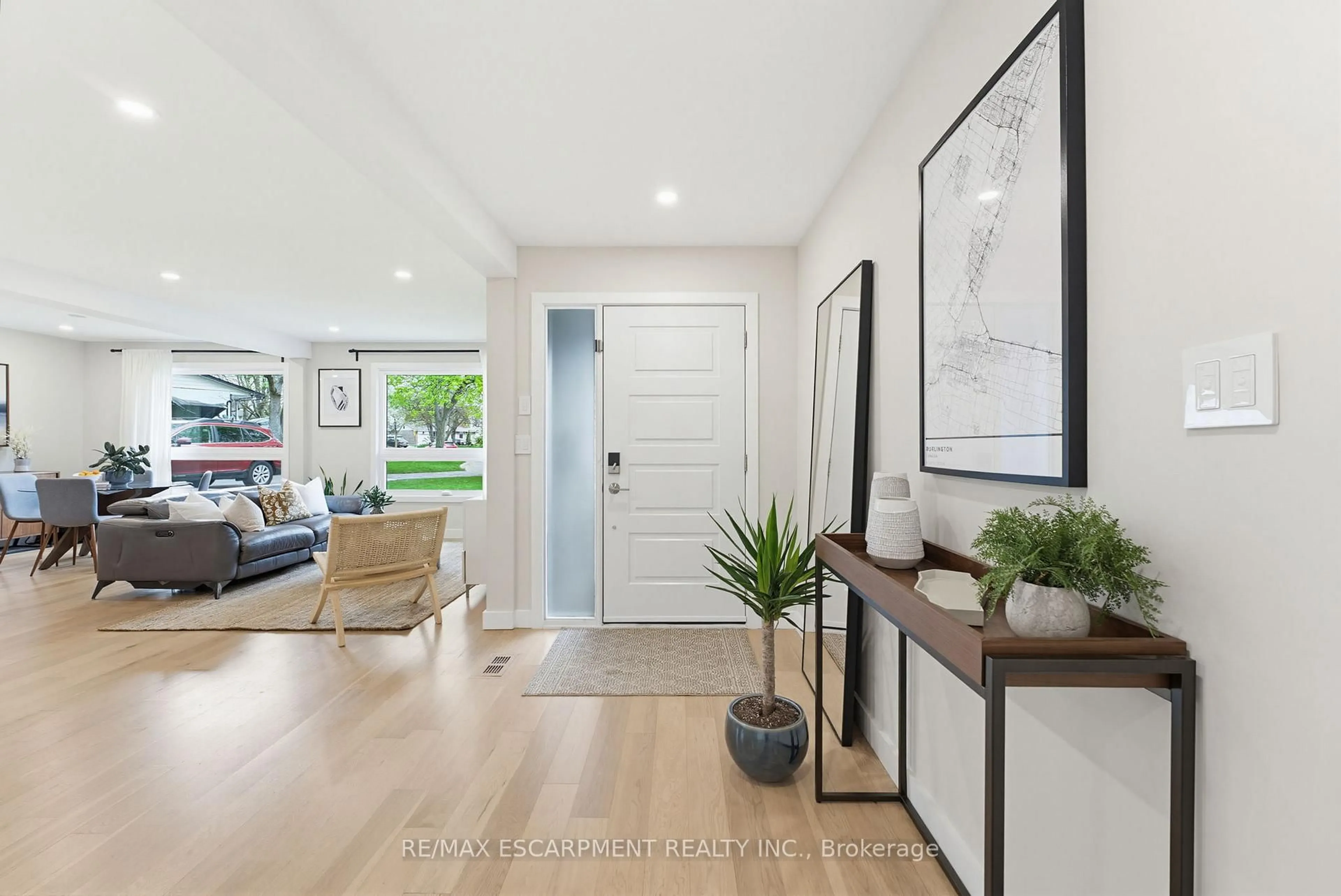 Indoor entryway for 2381 Peart Crt, Burlington Ontario L7P 2V4